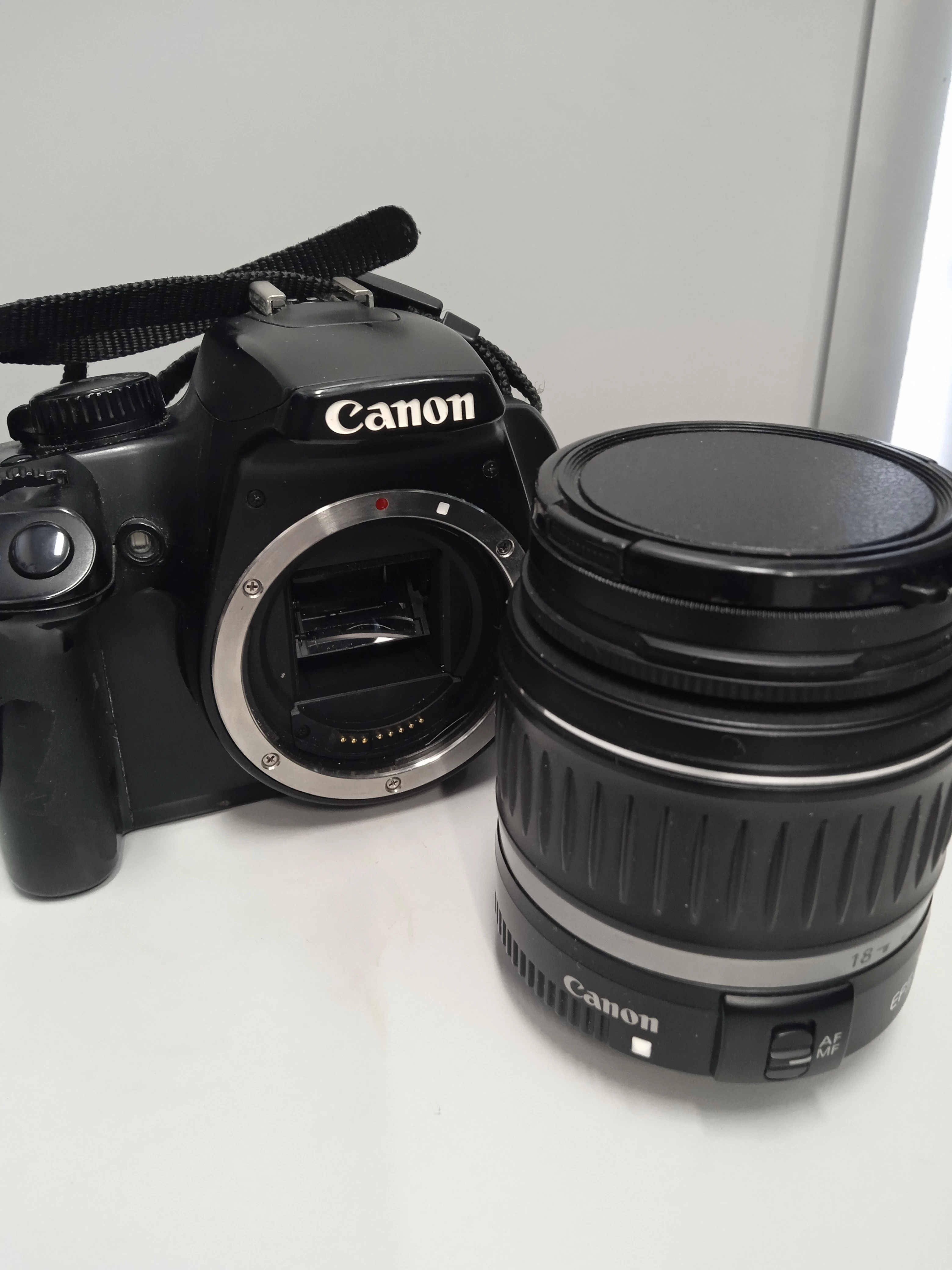 lustrzanka-canon-eos-1000d-obiektyw-canon-18-55mm-krotka-2u-sj-olawa