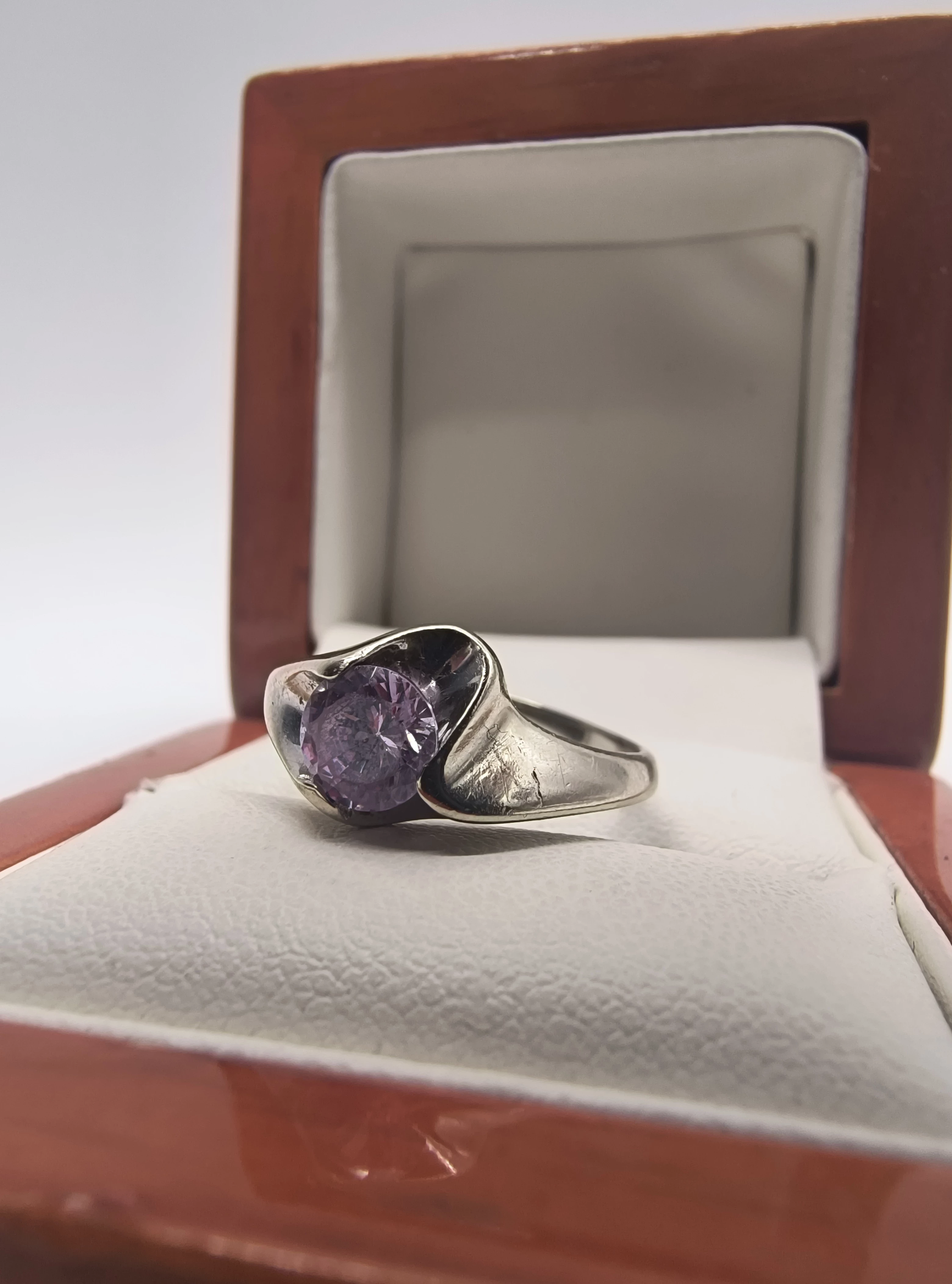 pierscionek-z-bialego-zlota-14k585-308g-19r-armii-krajowej-26-walbrzych-sj