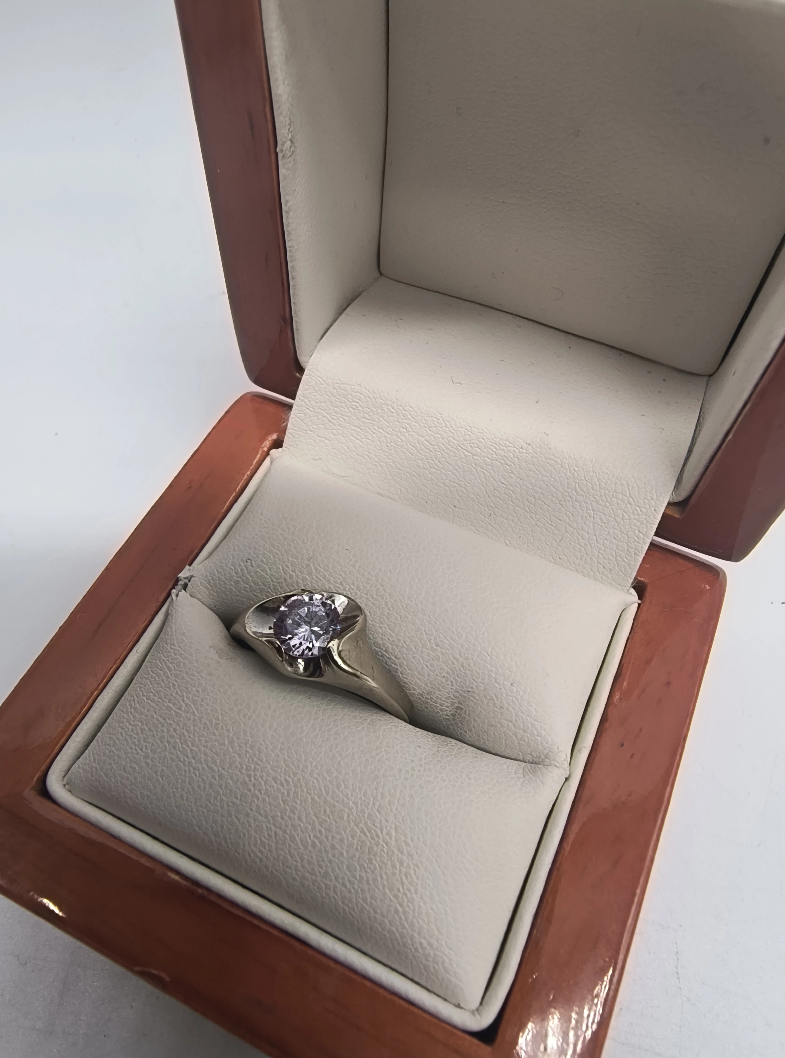 pierscionek-z-bialego-zlota-14k585-308g-19r-ean-gtin-000000000000