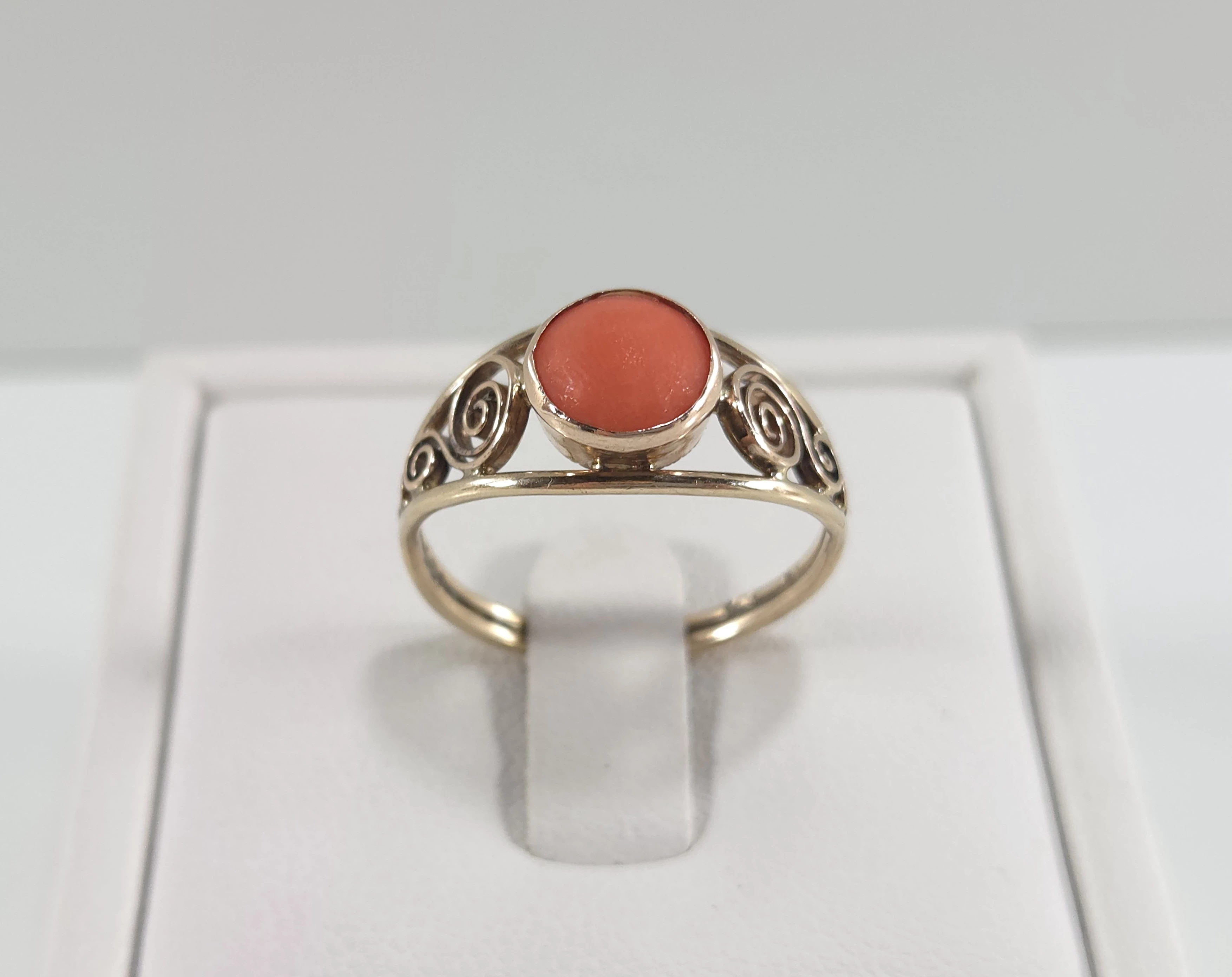 zloty-pierscionek-z-koralem-pr585-246g-rozm18-ean-gtin-5903710597240