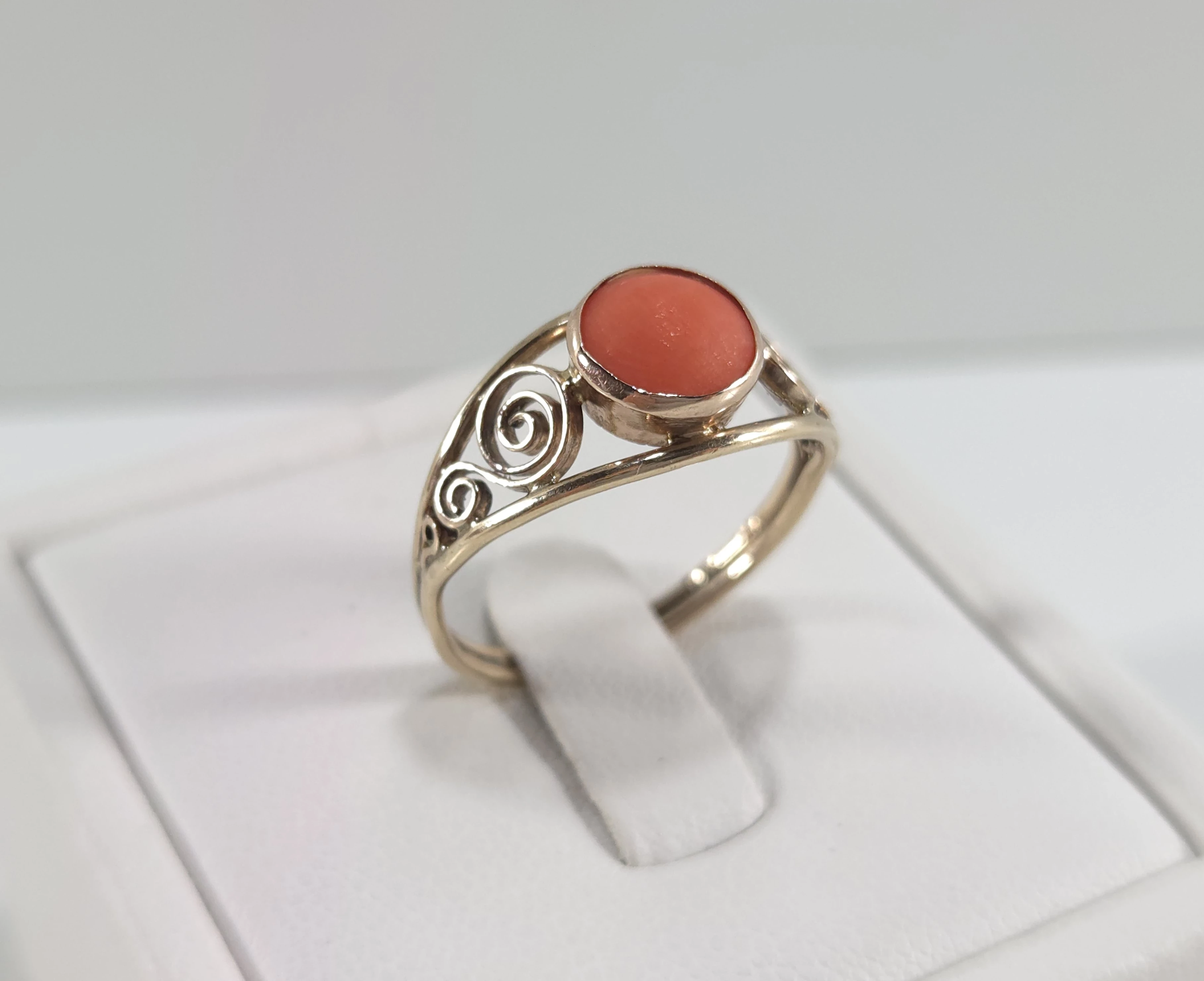 zloty-pierscionek-z-koralem-pr585-246g-rozm18-stan-11323-2