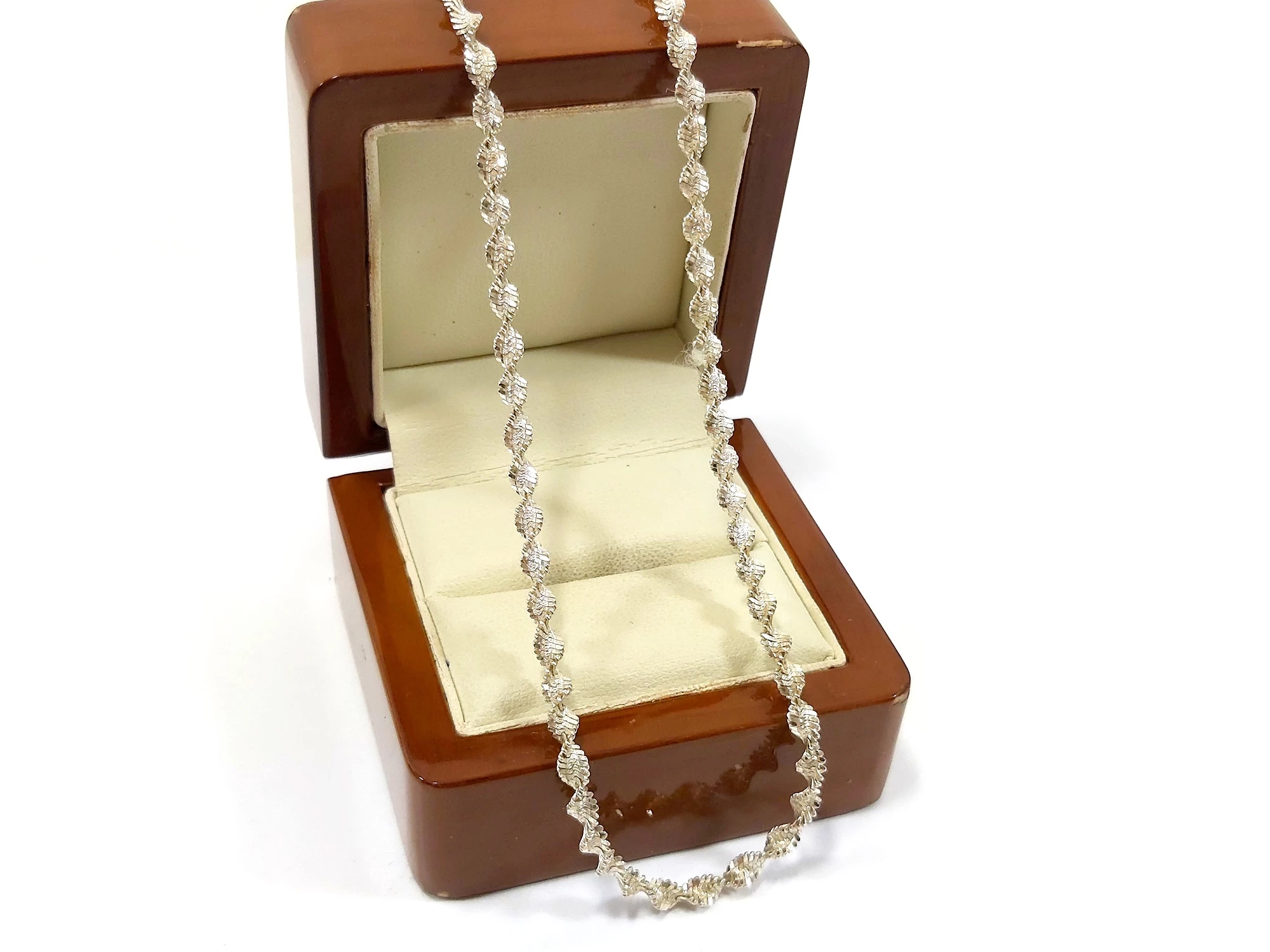 zakrecony-srebrny-lancuszek-proby-925-dl50-cm-material-dominujacy-223721-2048