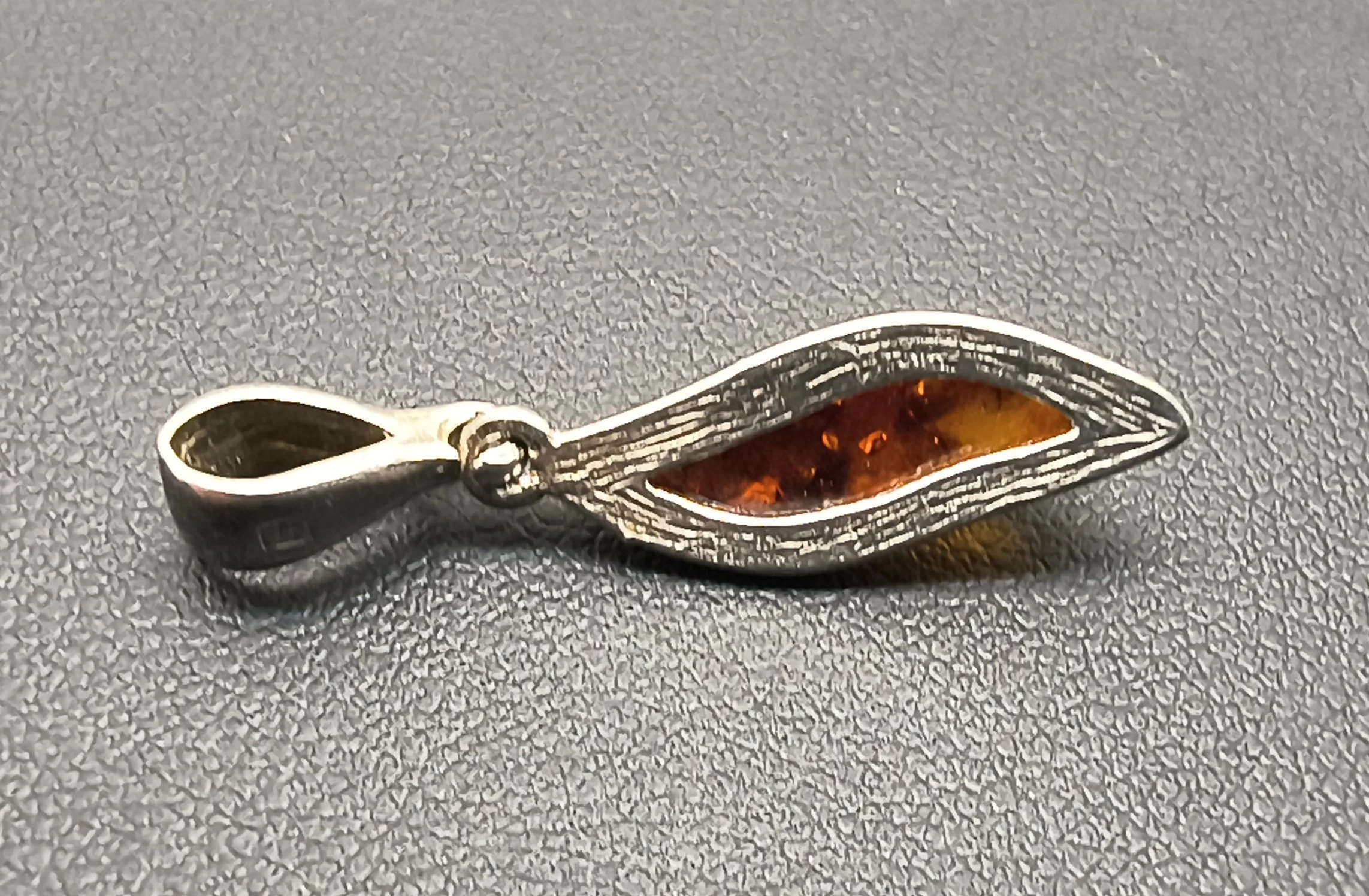 srebrna-zawieszka-z-bursztynem-175gr-material-15835-4