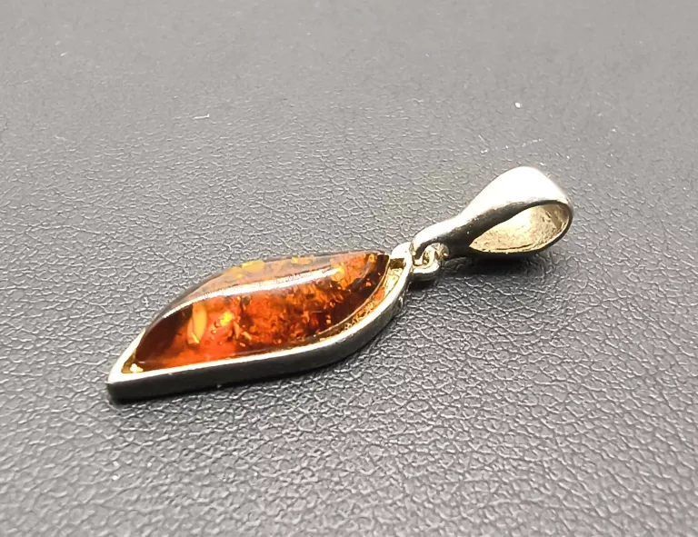 srebrna-zawieszka-z-bursztynem-175gr-stan-11323-2