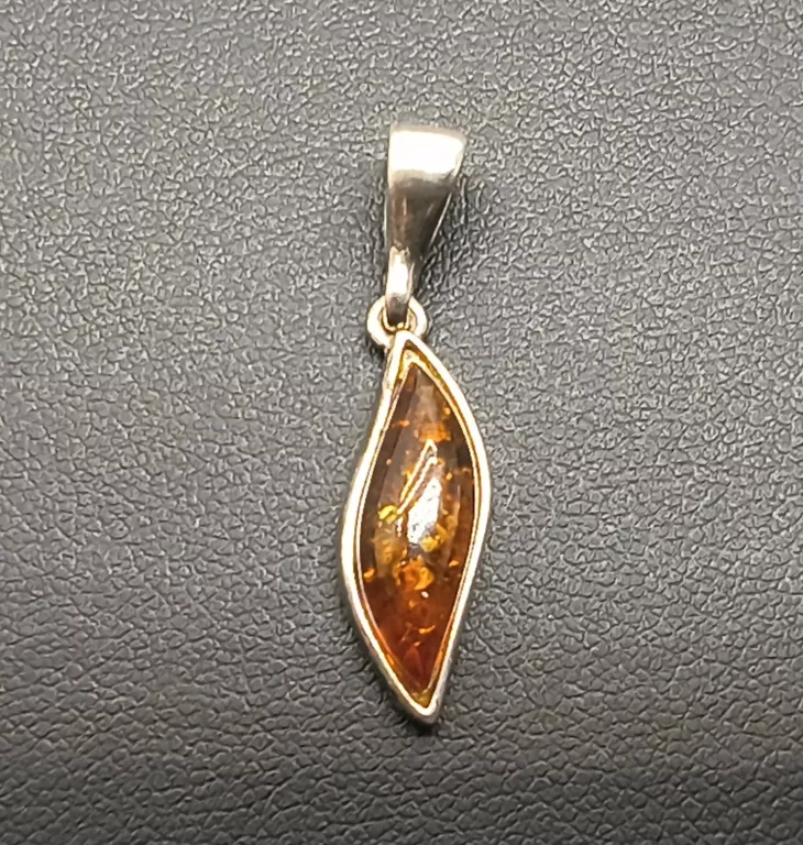 srebrna-zawieszka-z-bursztynem-175gr-kamien-17088-4