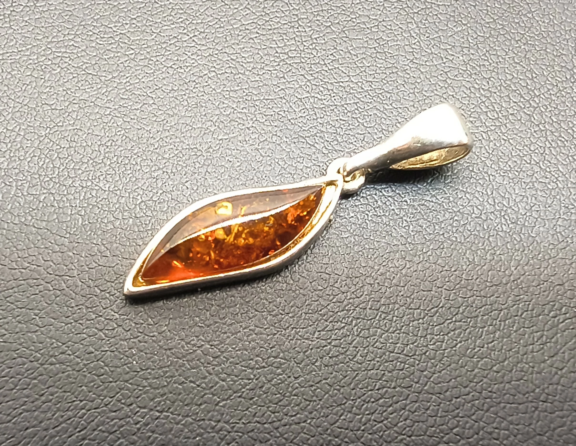 srebrna-zawieszka-z-bursztynem-175gr-kollataja-33-wroclaw