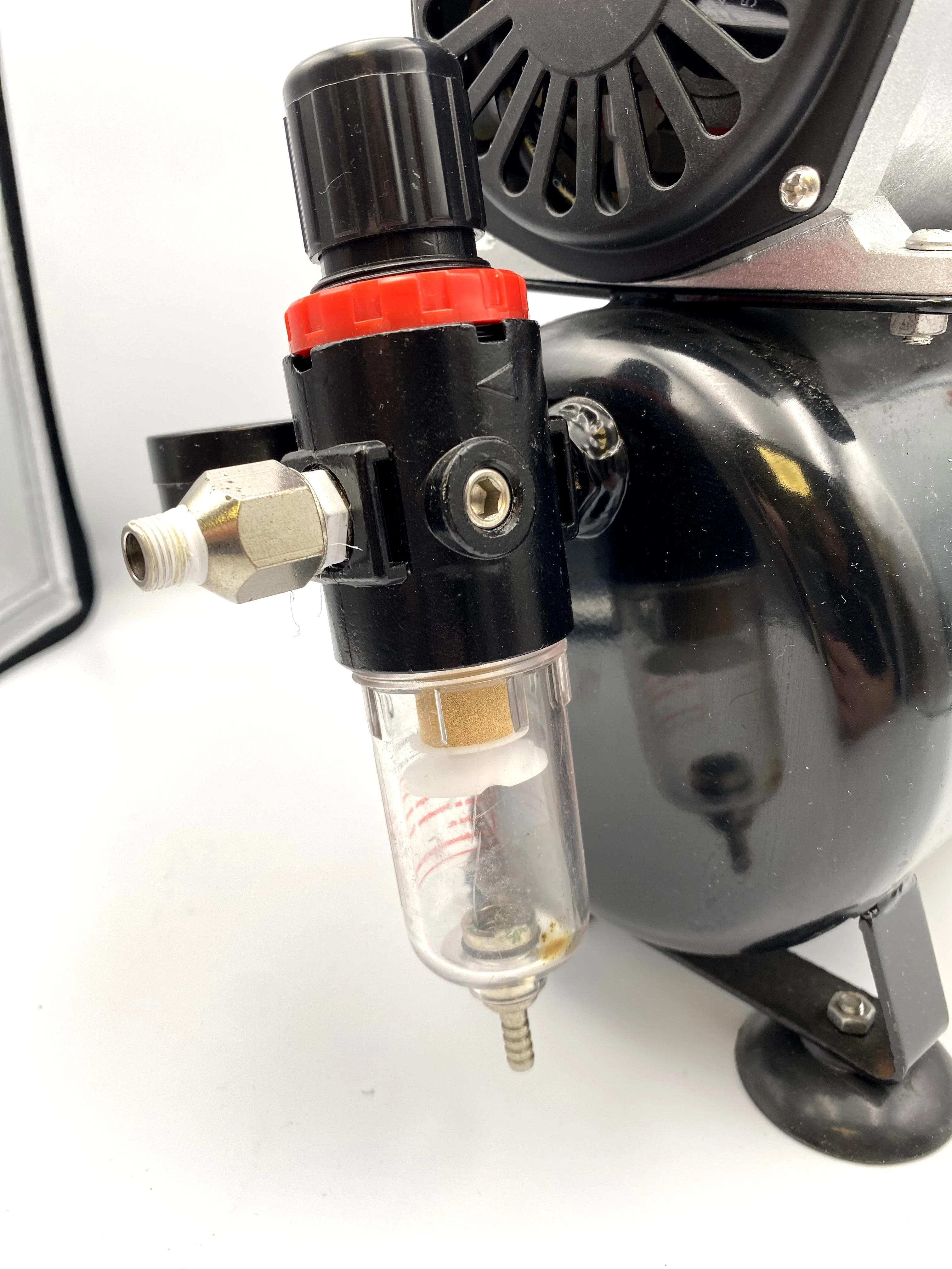 kompresor-w-zestawie-3-aerografy-stan-11323-2