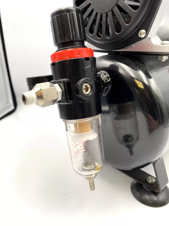 kompresor-w-zestawie-3-aerografy-stan-11323-2