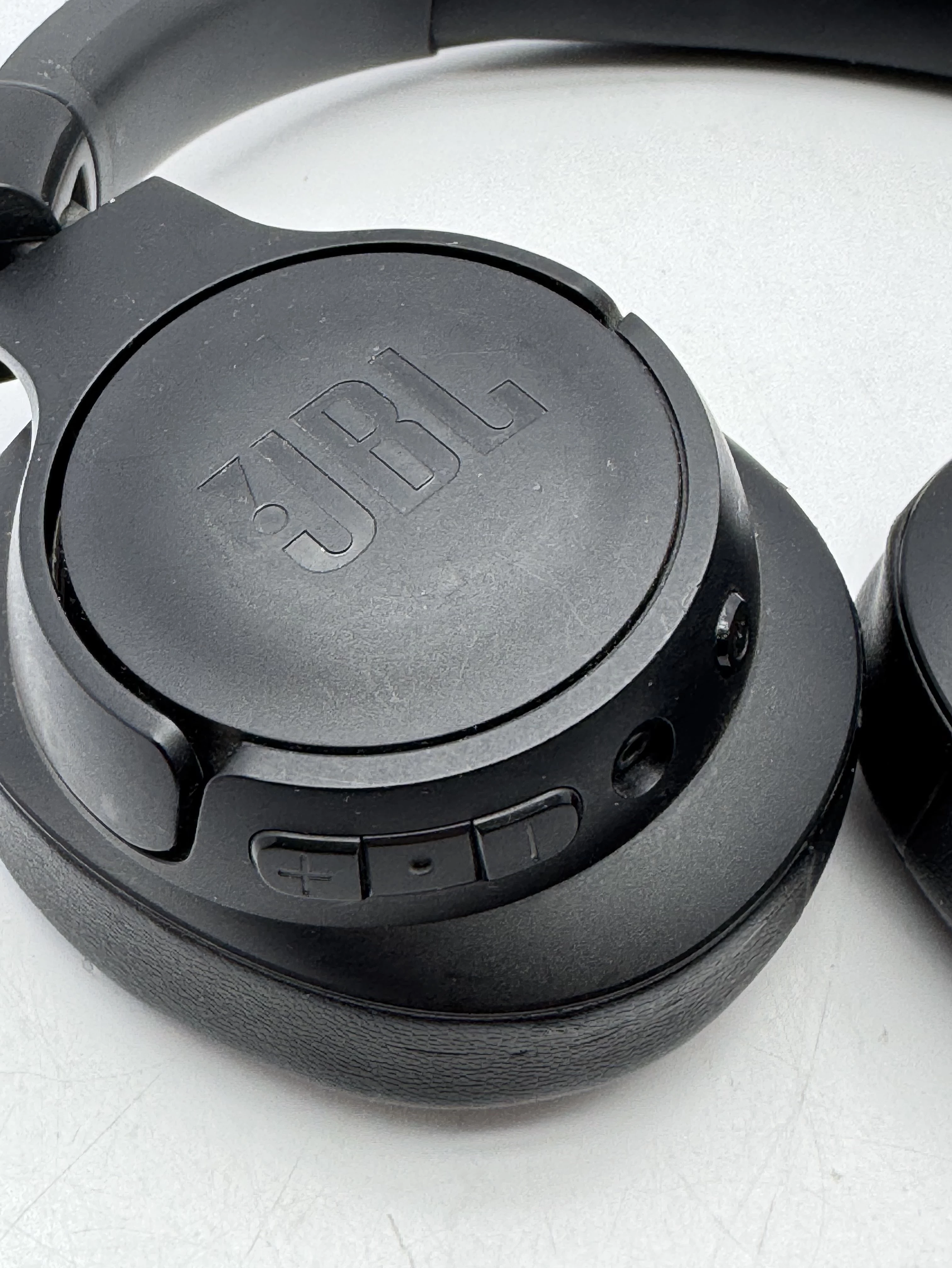 sluchawki-nauszne-jbl-tune-720-bt-czane-bez-okablowania-stan-11323-2