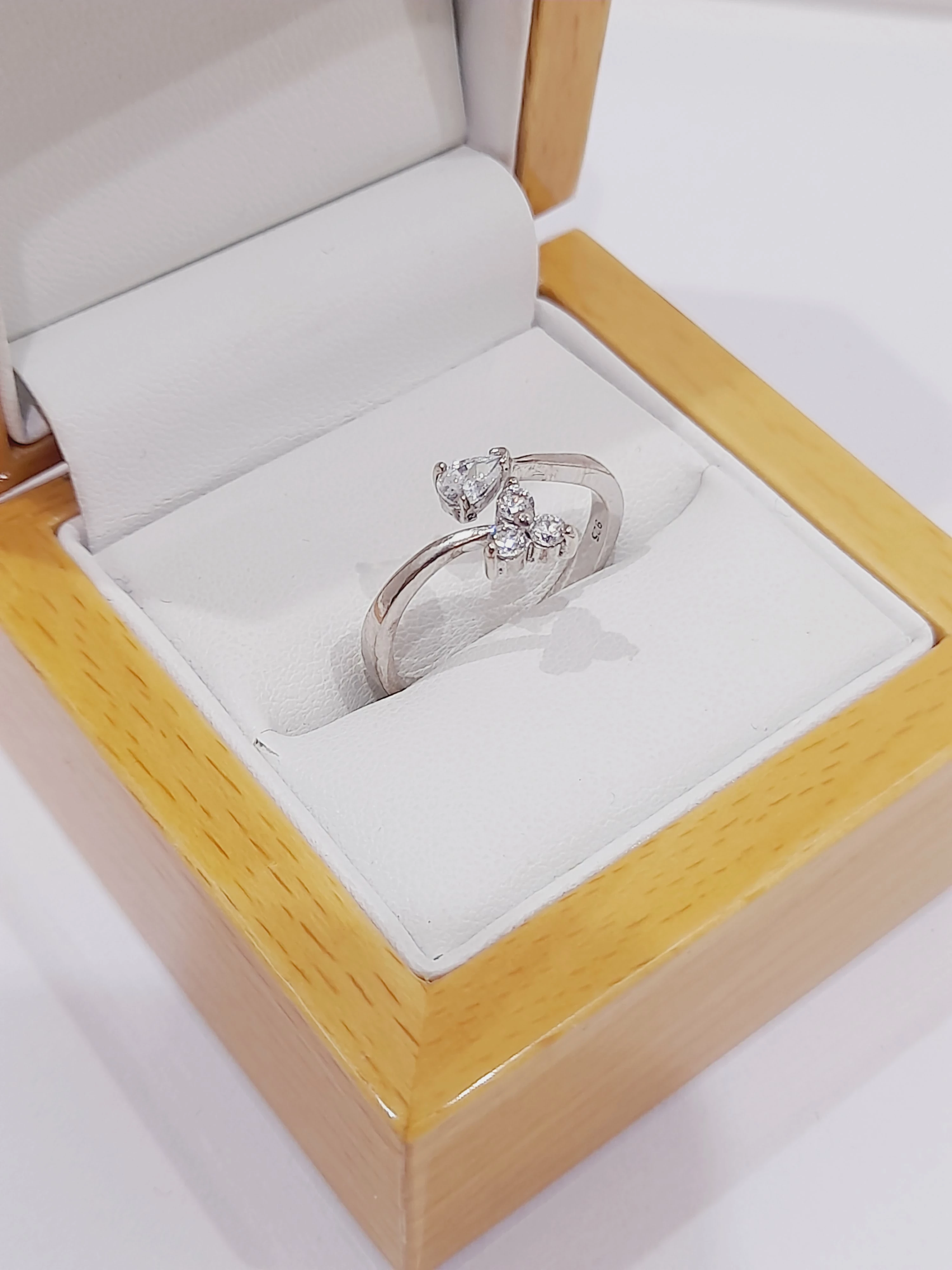 srebro-wyrob-jubilerski-piekny-srebrny-pierscionek-rodzaj-2205-2