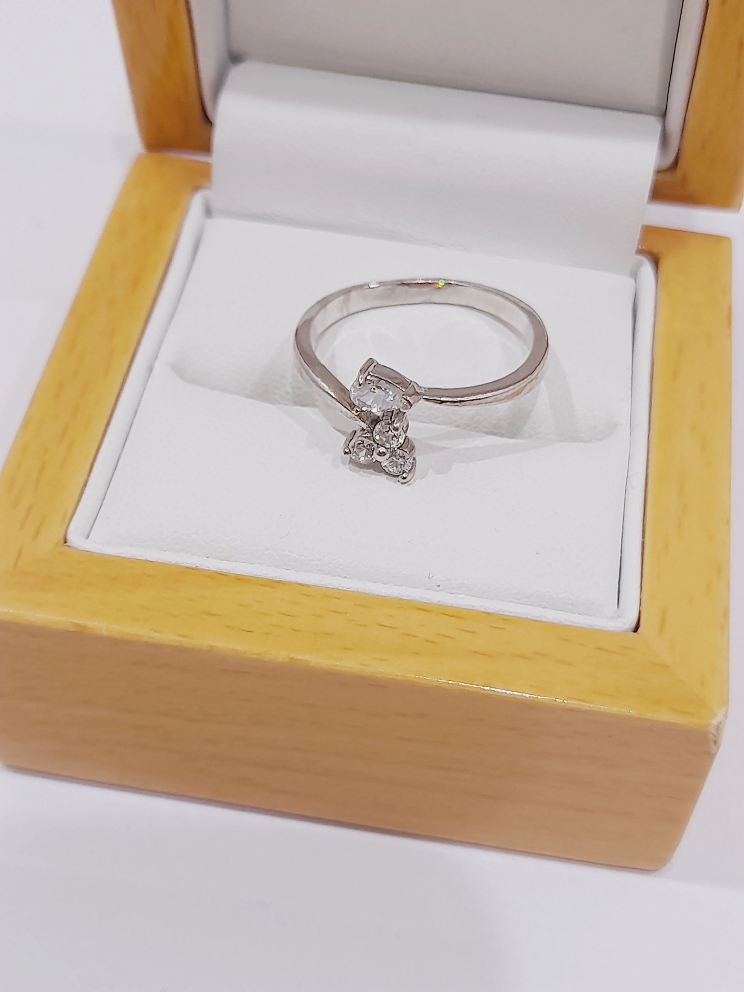 srebro-wyrob-jubilerski-piekny-srebrny-pierscionek-material-15835-4