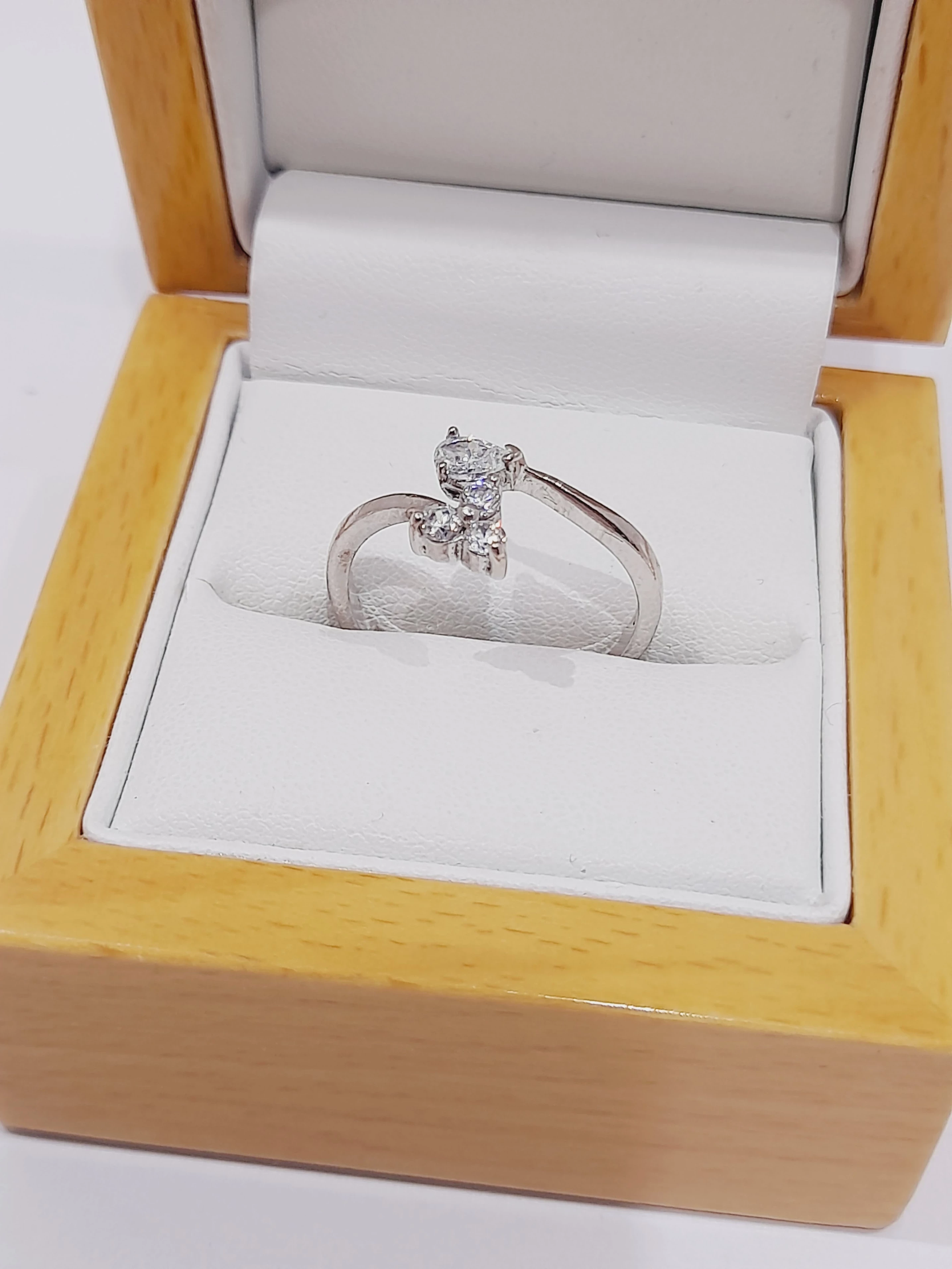 srebro-wyrob-jubilerski-piekny-srebrny-pierscionek-stan-11323-2