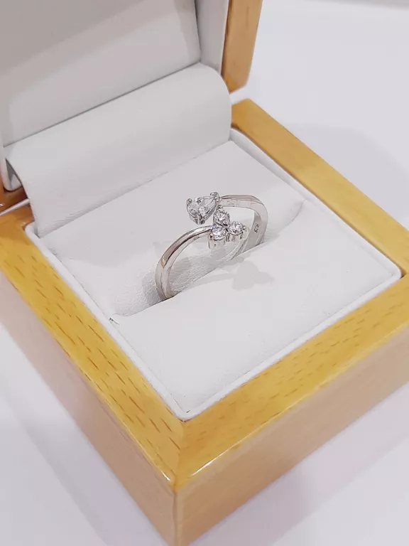 srebro-wyrob-jubilerski-piekny-srebrny-pierscionek-rodzaj-2205-2