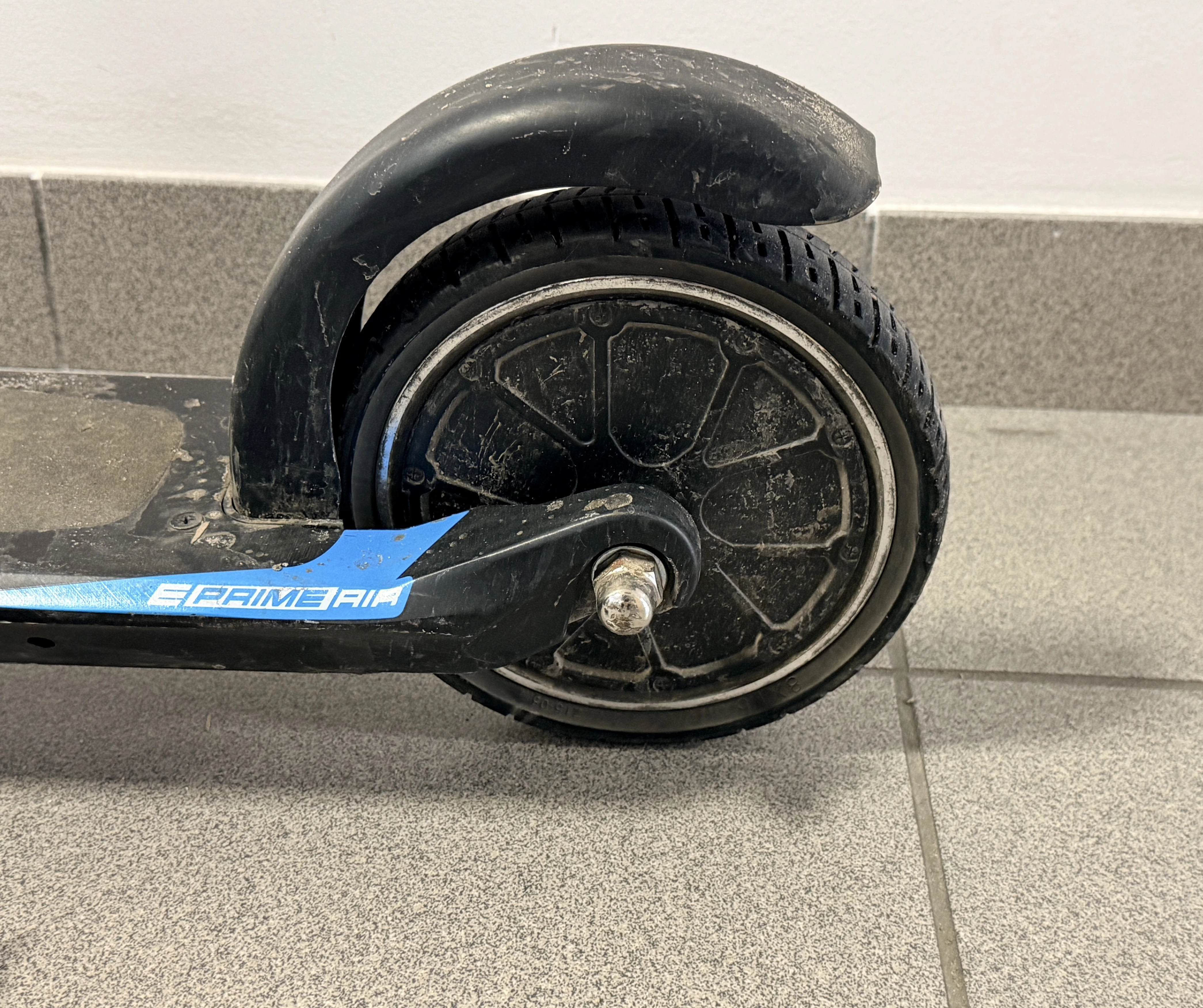 hulajnoga-elektryczna-razor-e-prime-air-250w-predkosc-maksymalna-2000