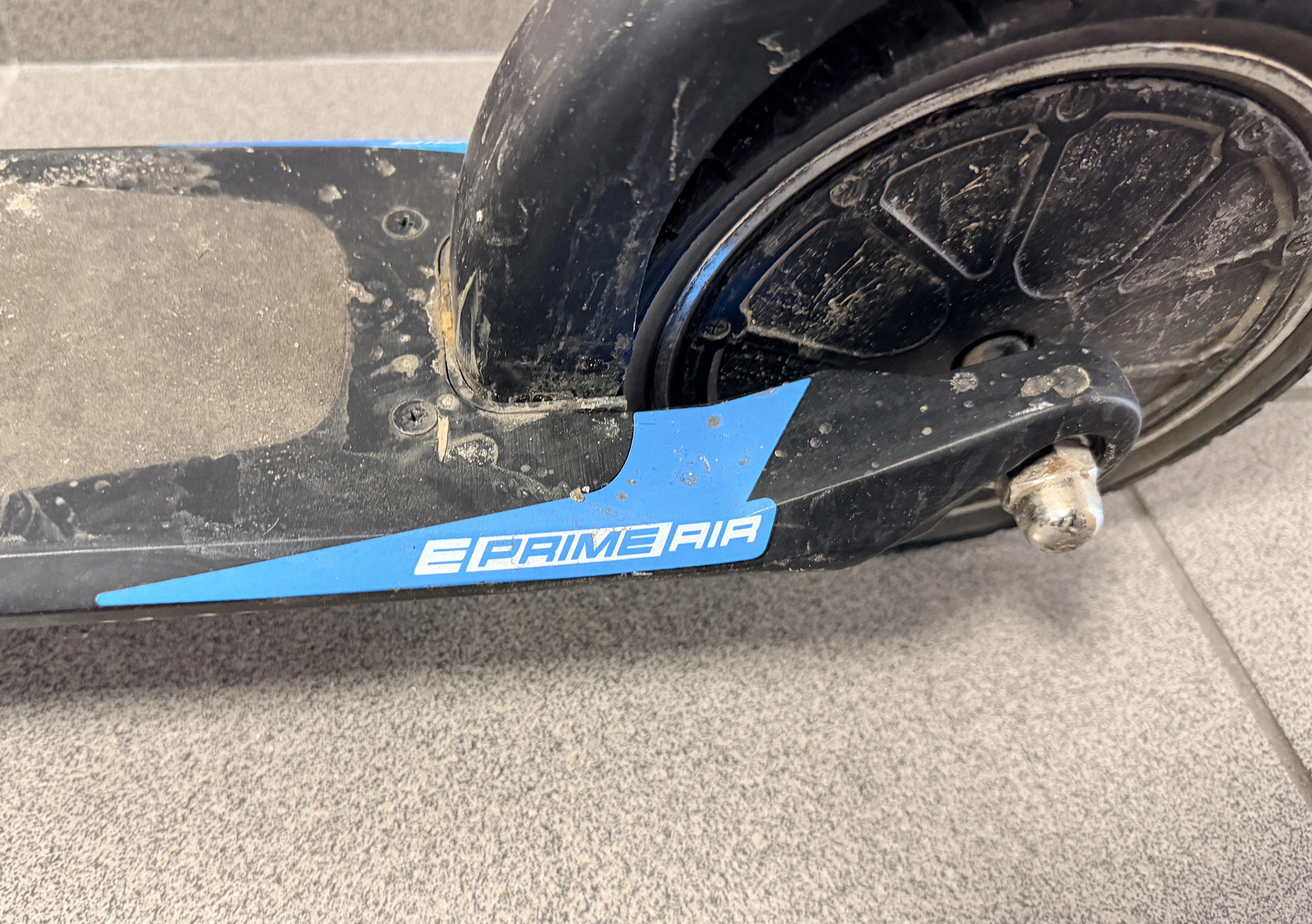 hulajnoga-elektryczna-razor-e-prime-air-250w-kolor-249512-1647413