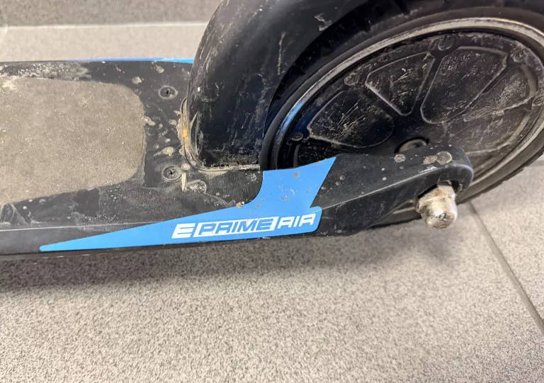 hulajnoga-elektryczna-razor-e-prime-air-250w-kolor-249512-1647413