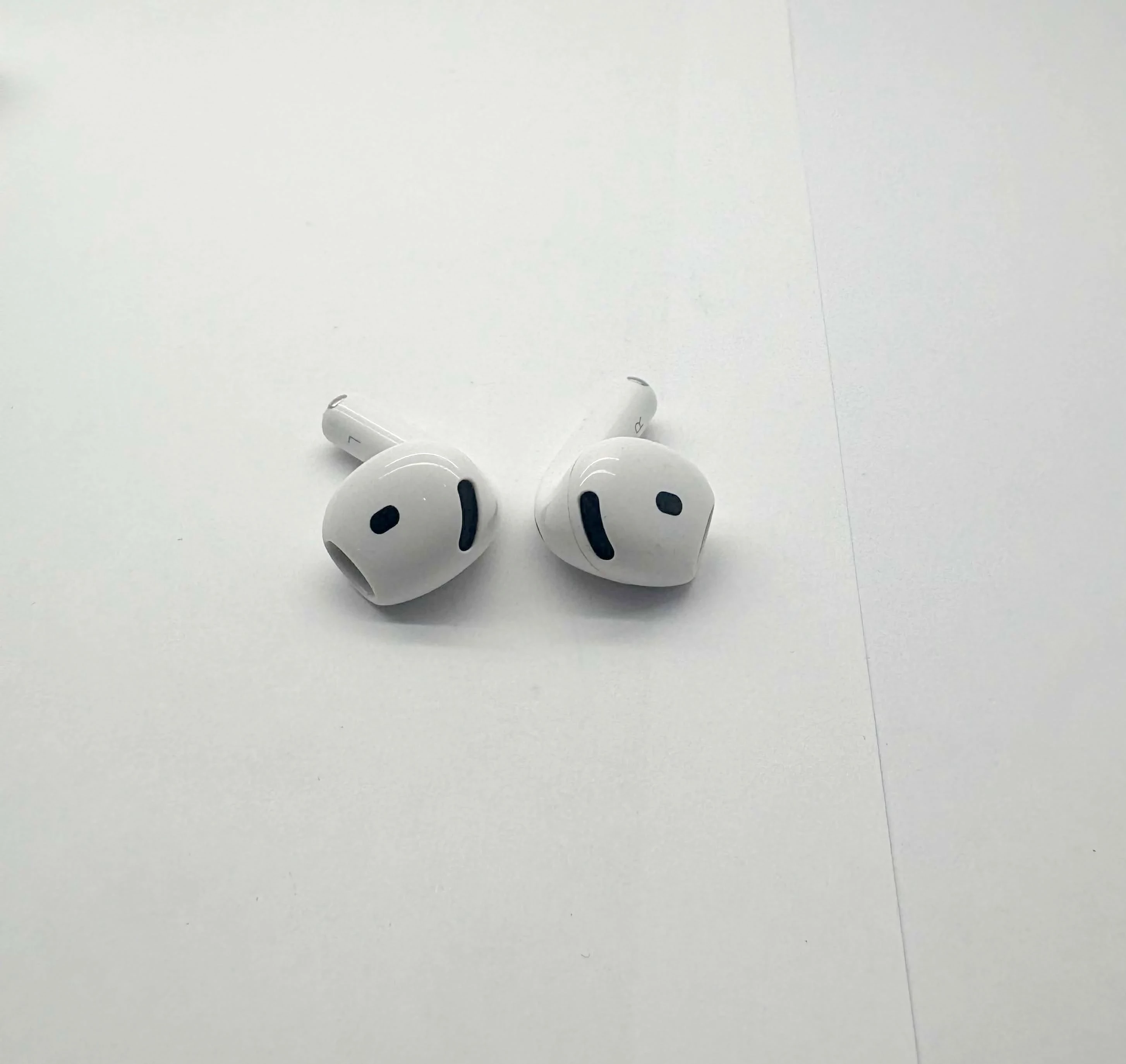 sluchawki-apple-airpods-4-kolor-dominujacy-129357-2