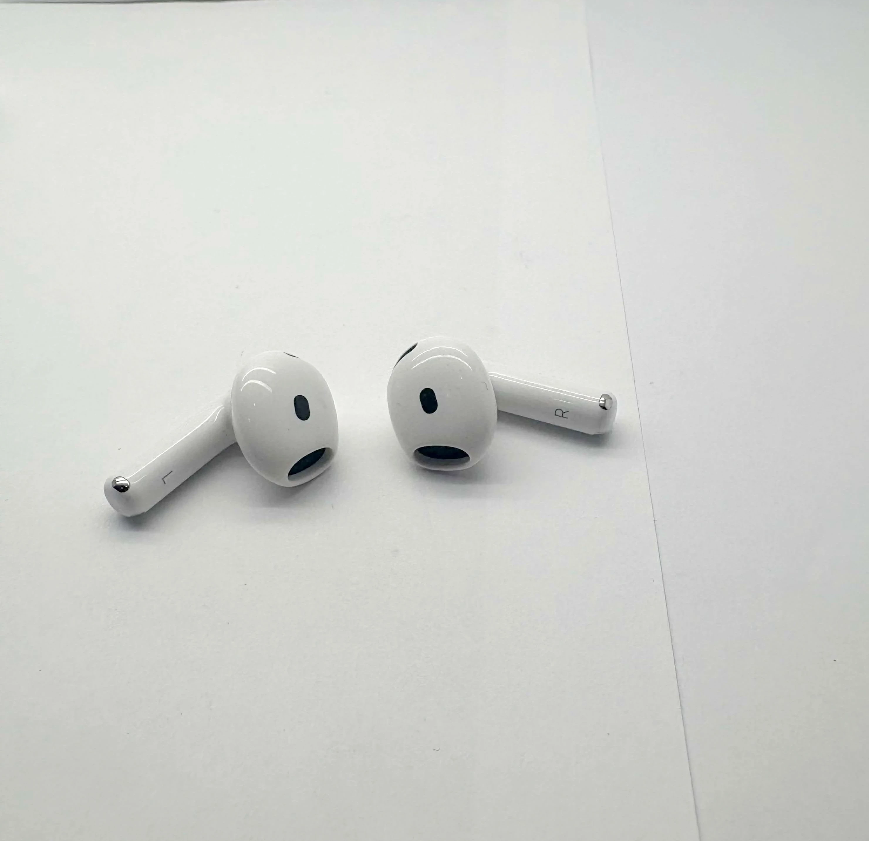 sluchawki-apple-airpods-4-stan-11323-2