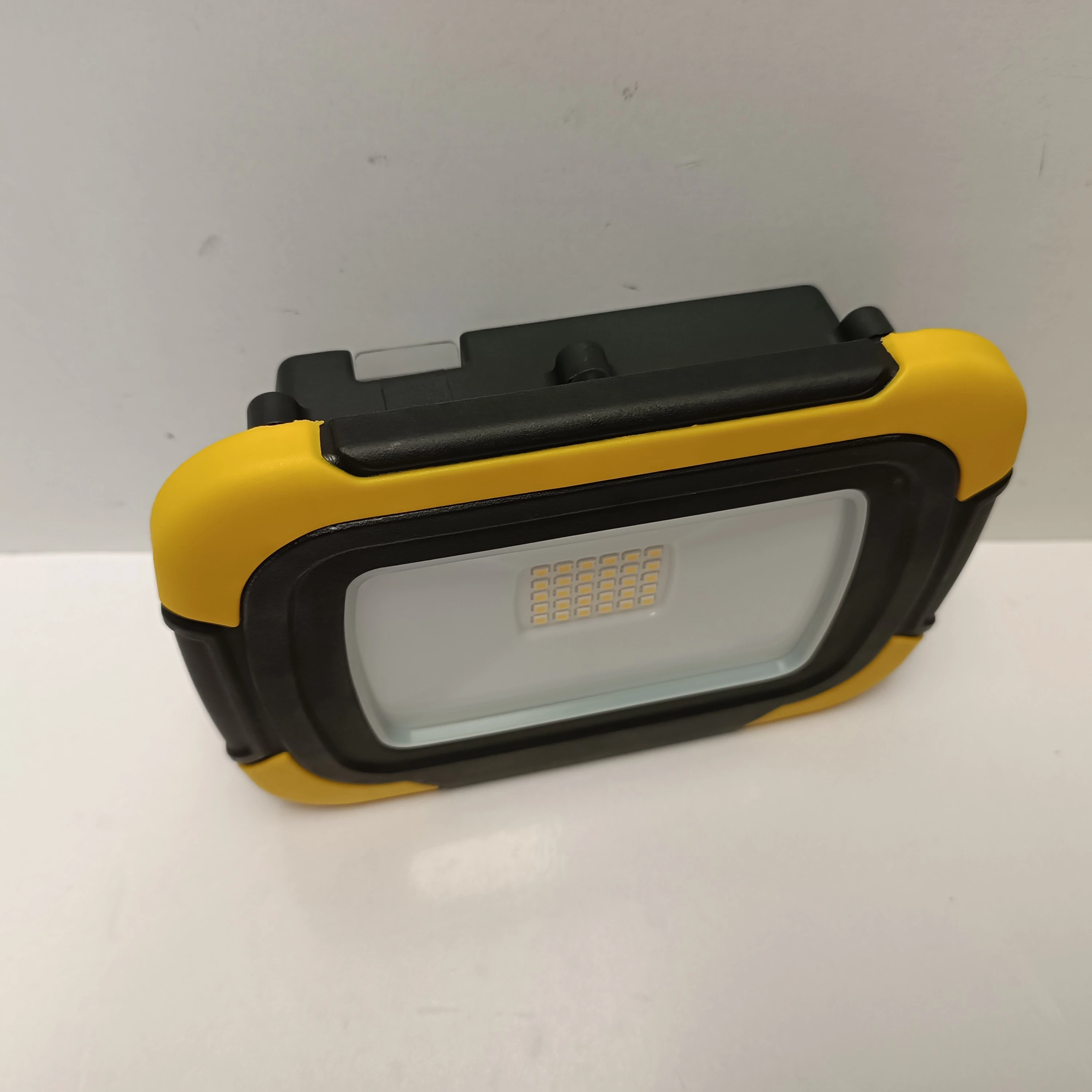 anslut-akumulatorowa-lampa-robocza-led-1500-lm-20-w-ip54-certyfikaty-zgodnosci-218669-1