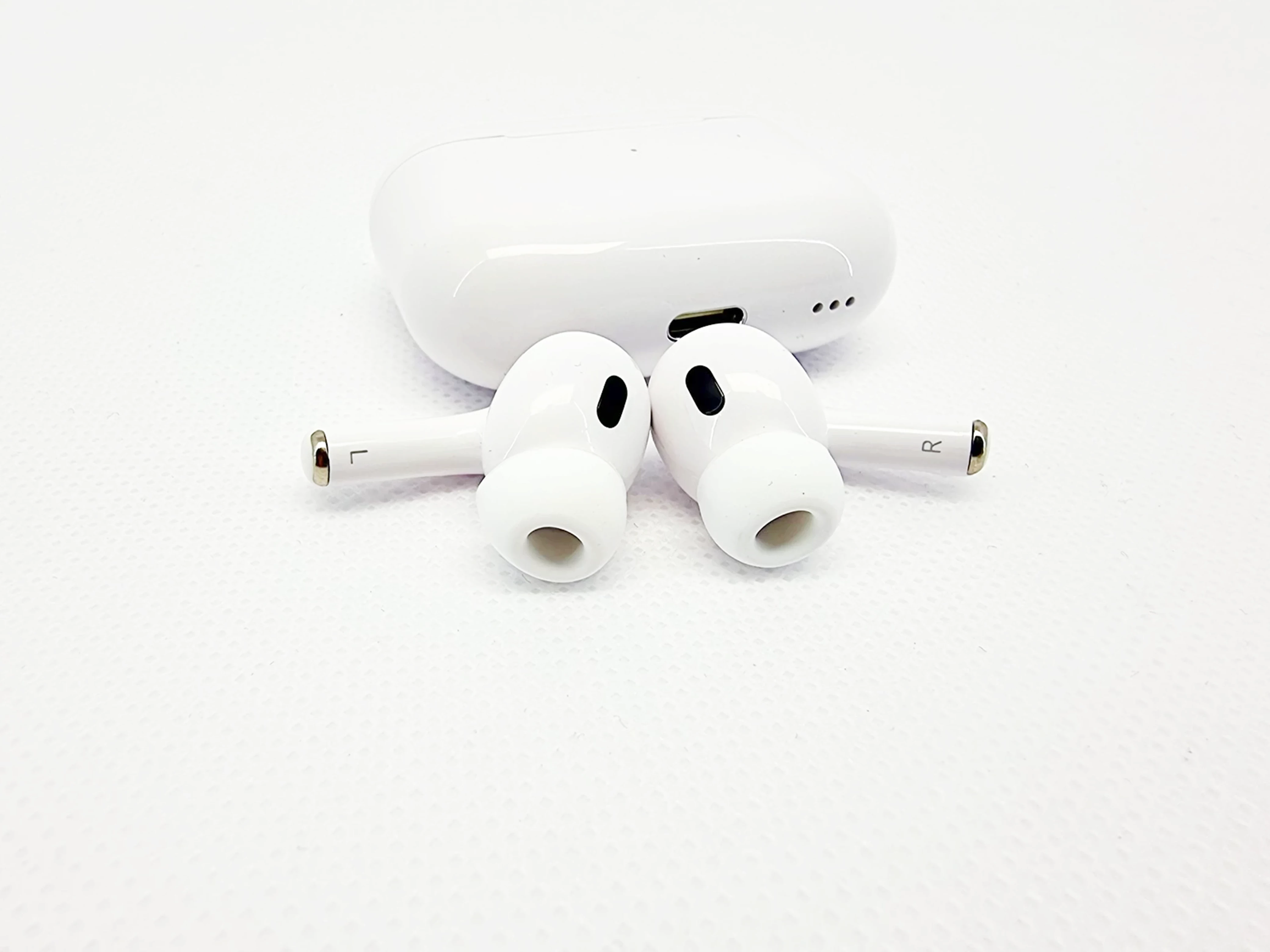 sluchawki-airpods-pro-2-apple-stan-11323-2