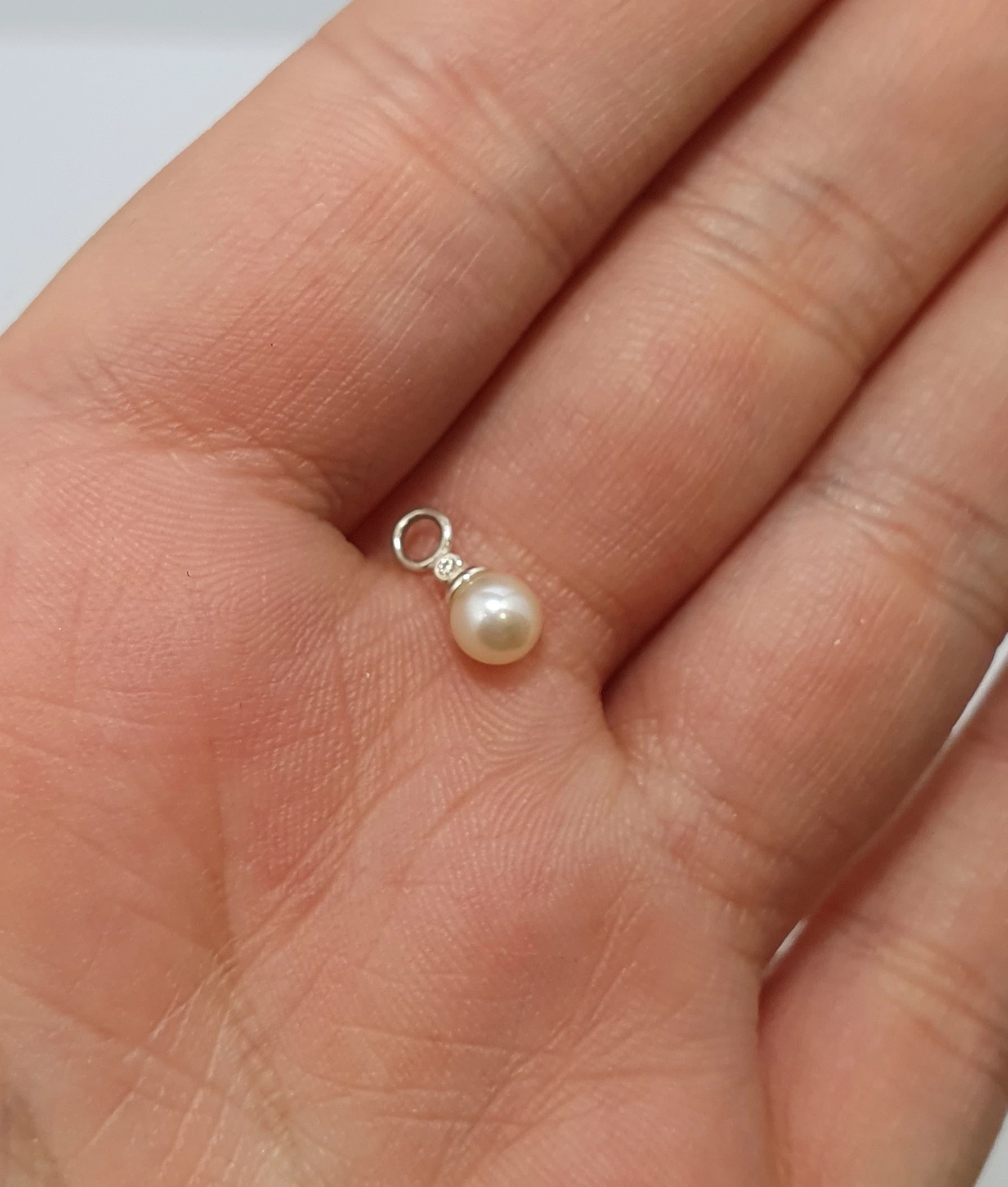 drobna-srebrna-zawieszka-z-perelka-019-g-925-rodzaj-2205-2