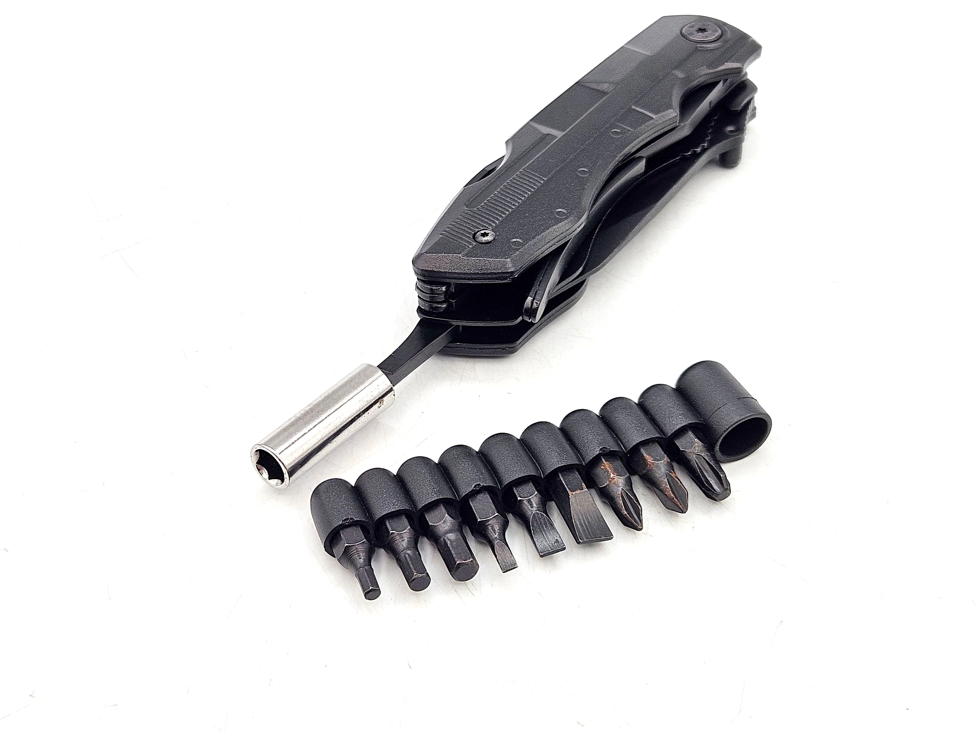 multitool-narzedzie-wielofunkcyjne-17-w-1-noz-kombinerki-zestaw-bitow-etui-ean-gtin-5905090872207