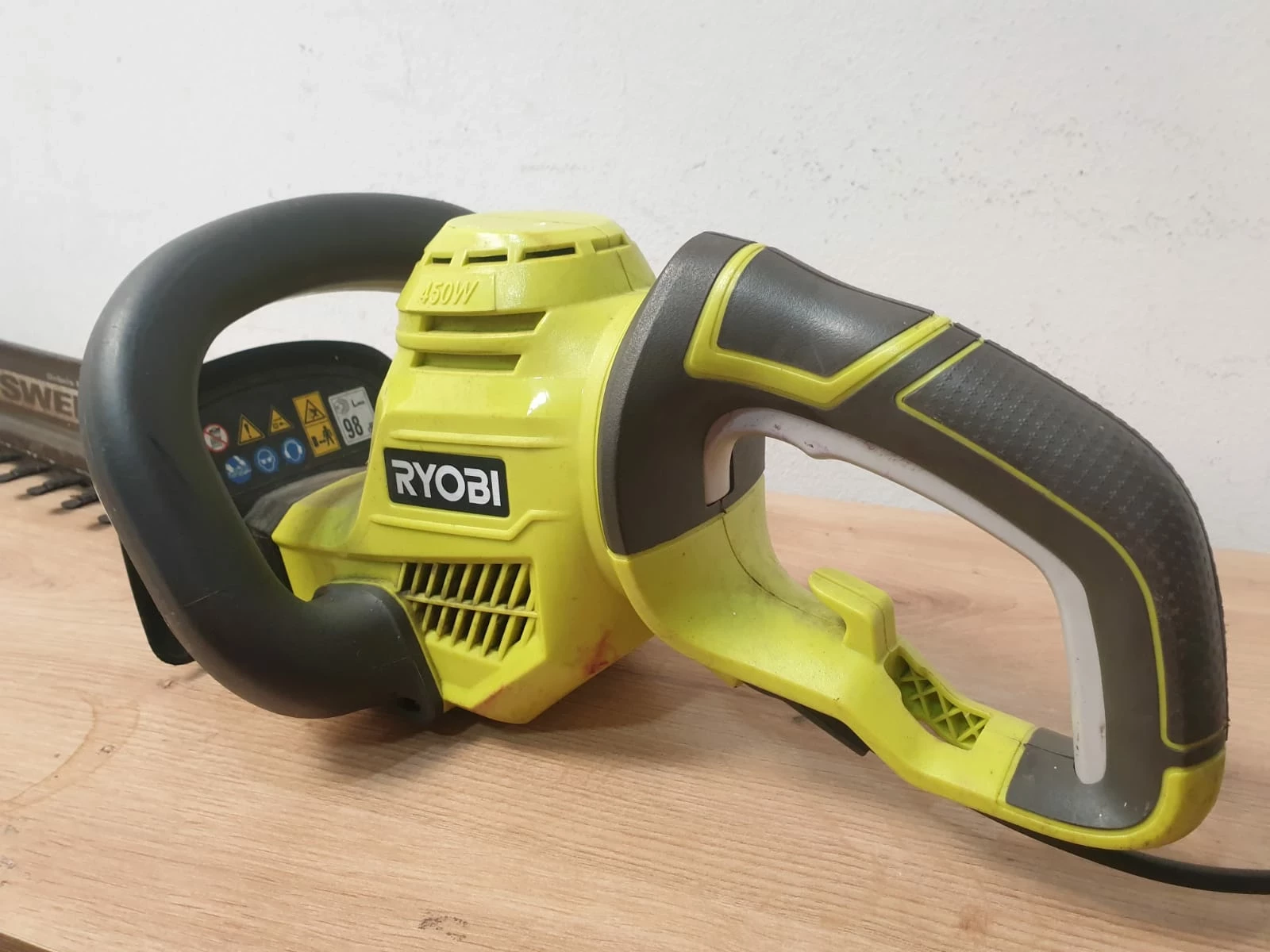 nozyce-elektryczne-do-ciecia-zywoplotu-ryobi-rht4550-zakres-mocy