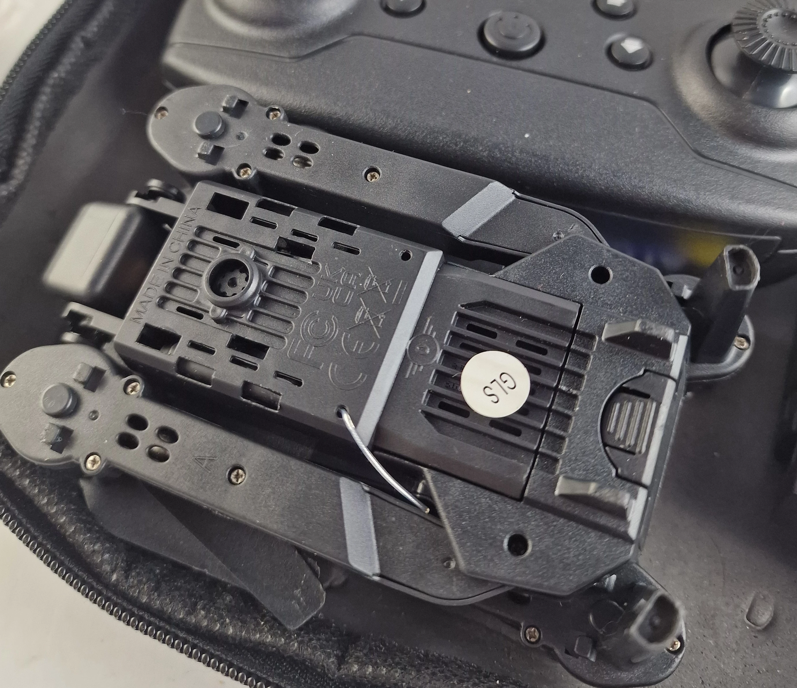 dron-e99-3-baterie-pilot-etui-ladowarka-stan-11323-2