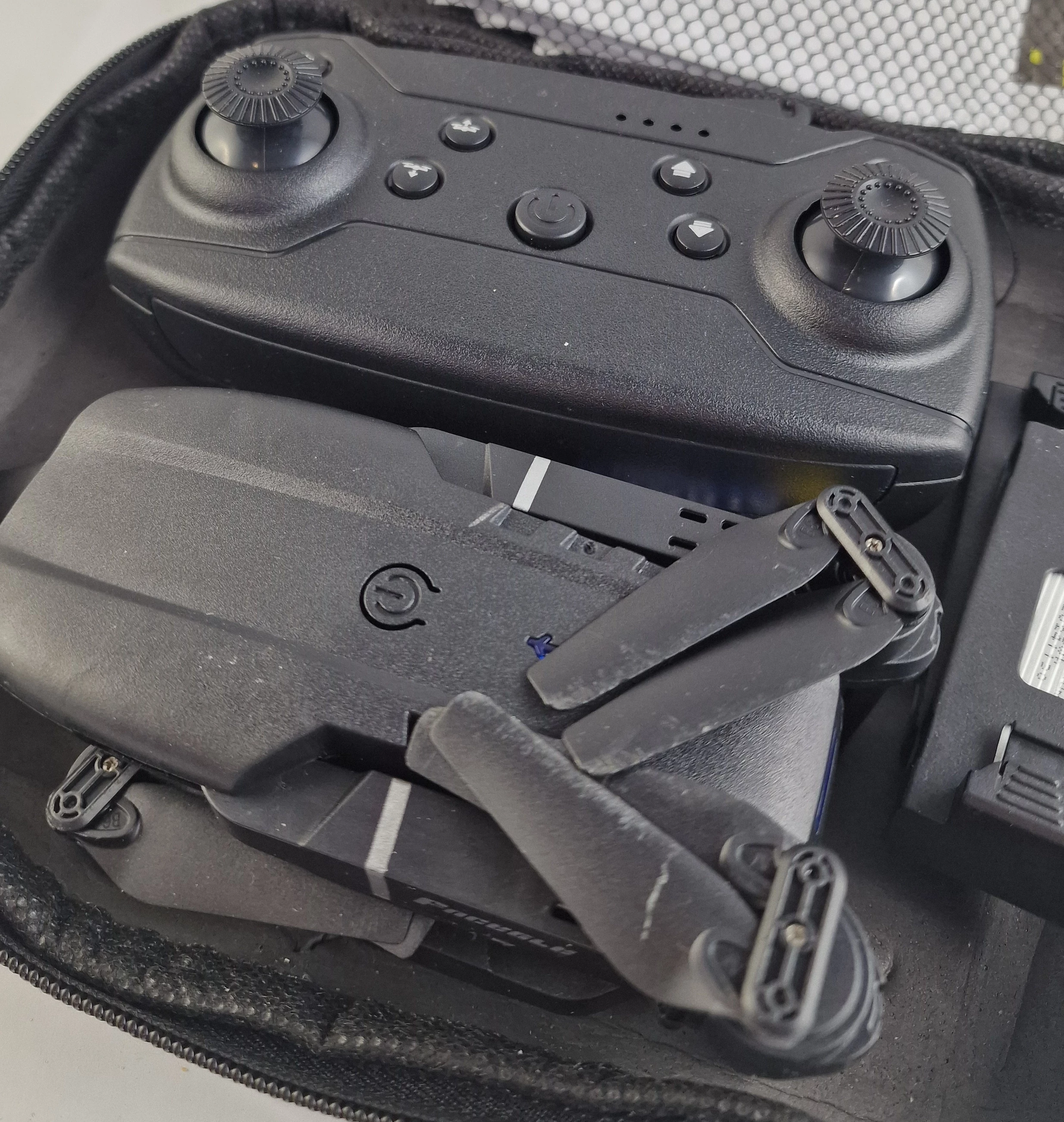 dron-e99-3-baterie-pilot-etui-ladowarka-ean-gtin-682513265208