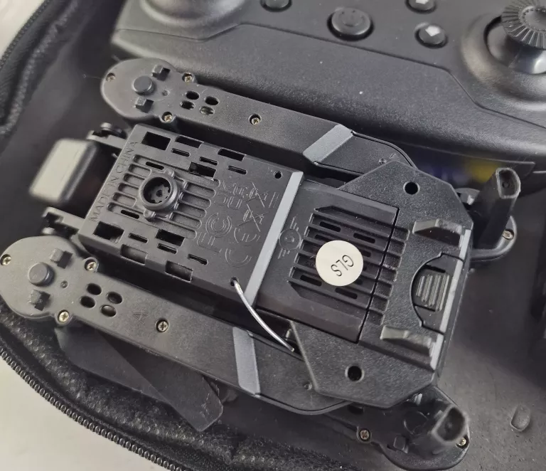 dron-e99-3-baterie-pilot-etui-ladowarka-stan-11323-2