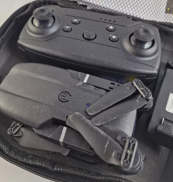 dron-e99-3-baterie-pilot-etui-ladowarka-ean-gtin-682513265208
