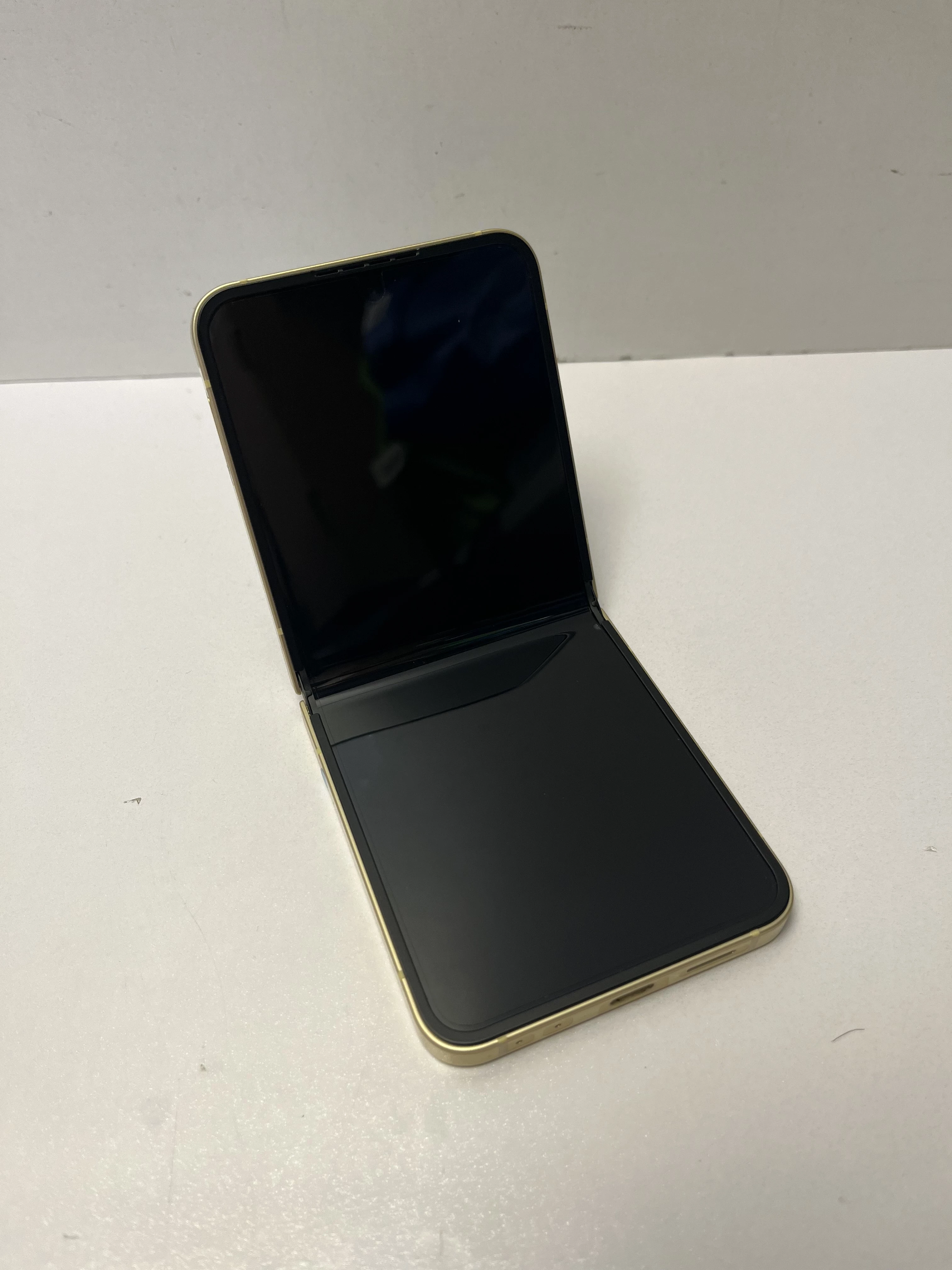 telefon-samsung-galaxy-z-flip6-12256-typ-202685-212929