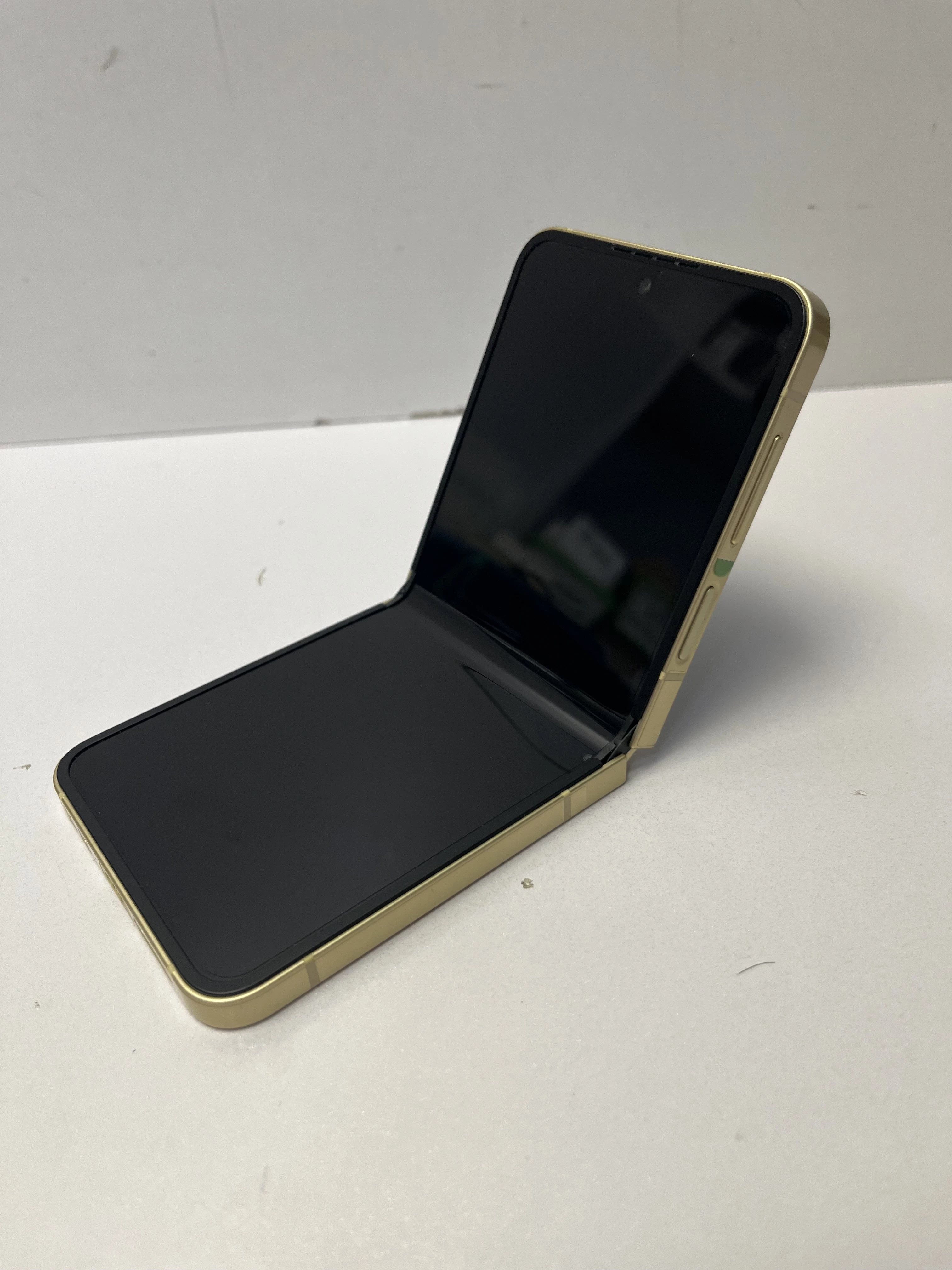 telefon-samsung-galaxy-z-flip6-12256-przekatna-ekranu-670