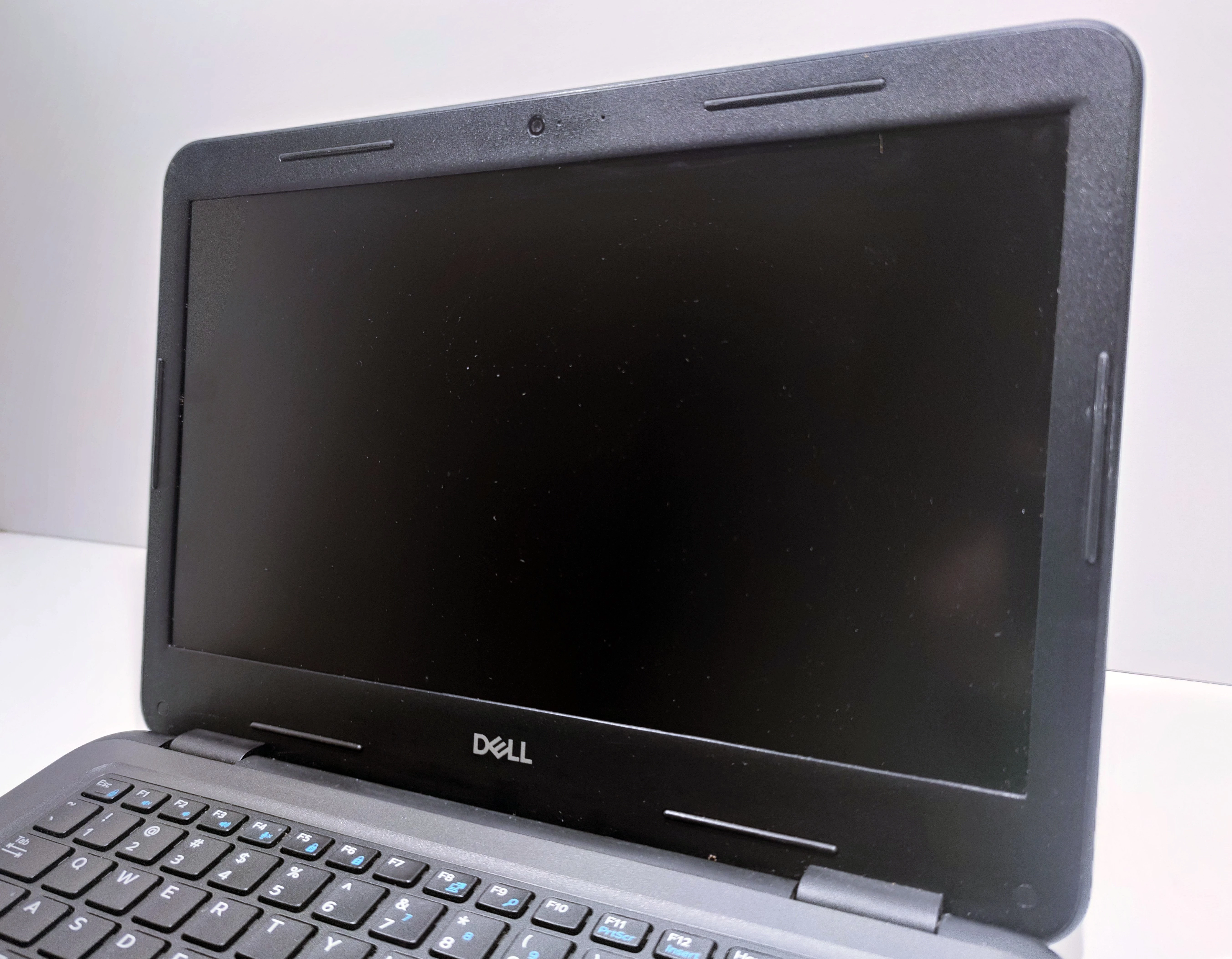 laptop-dell-latitude-3300-i3-7020u-4gb238gb-win10-pro-przekatna-ekranu-1330