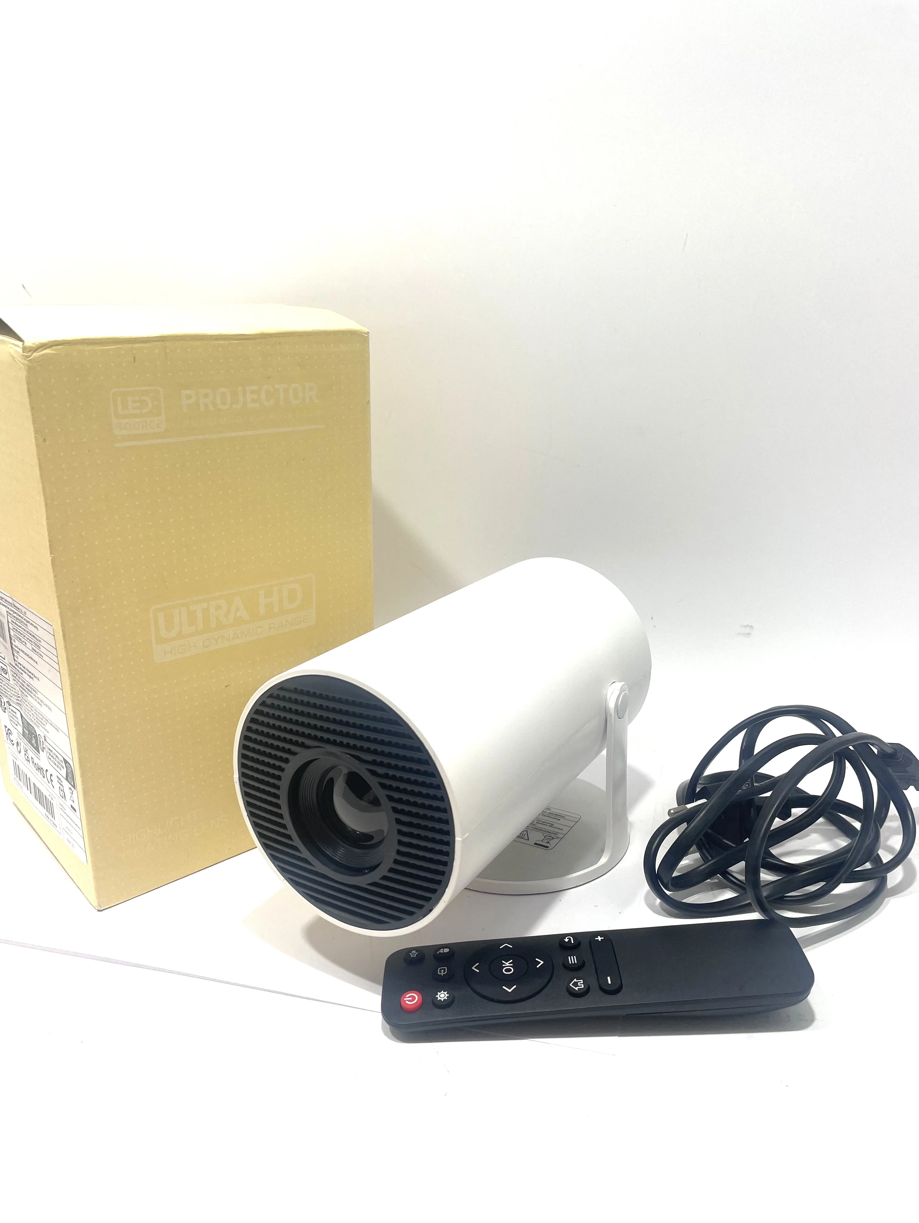 projektor-lcd-bialy-pudelkopilot-parkowa-8d-lubin