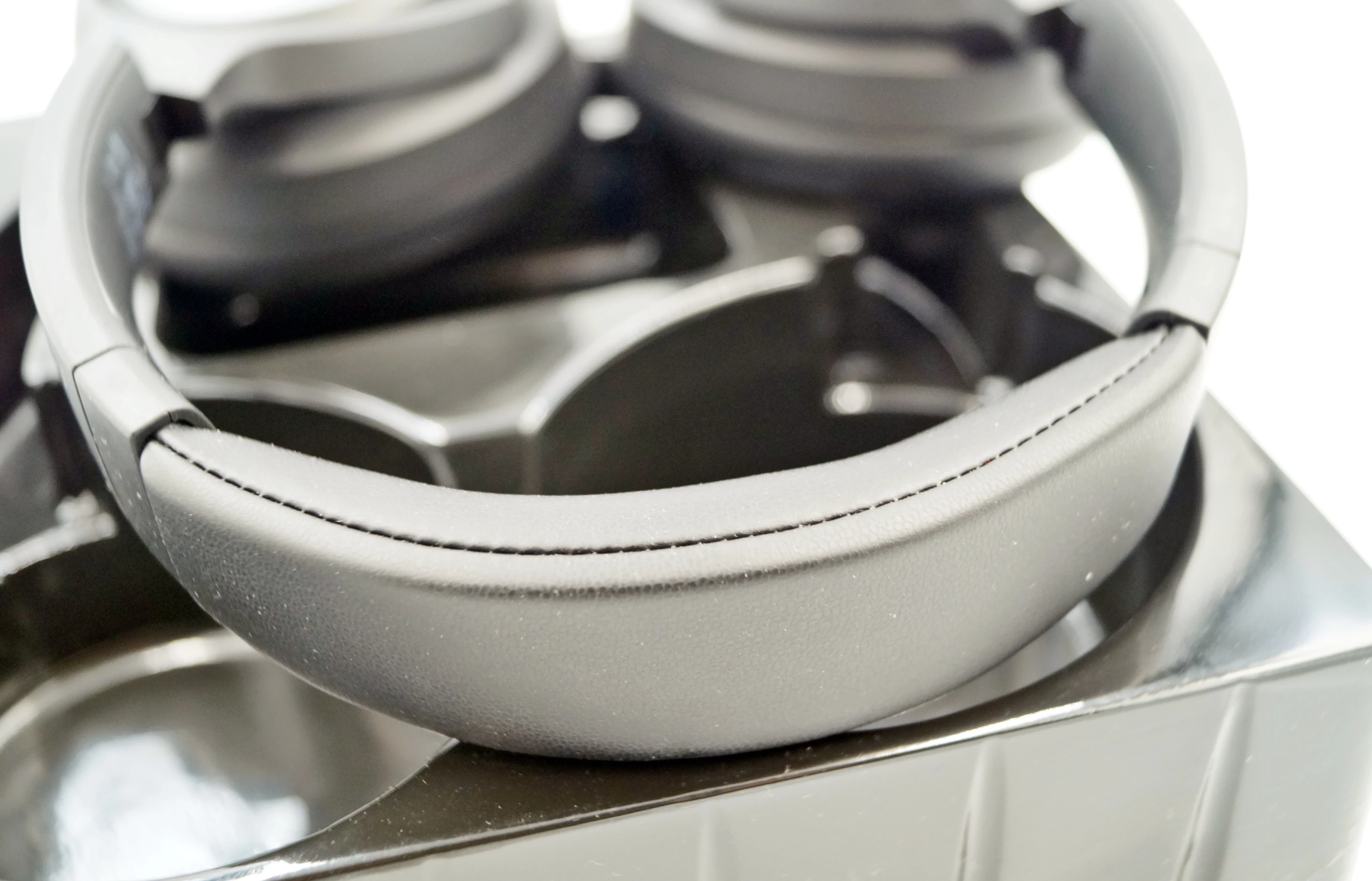 sluchawki-bezprzewodowe-wokoluszne-earfun-tune-pro-czarne-anc-120h-bt5-kod-producenta-hp220b