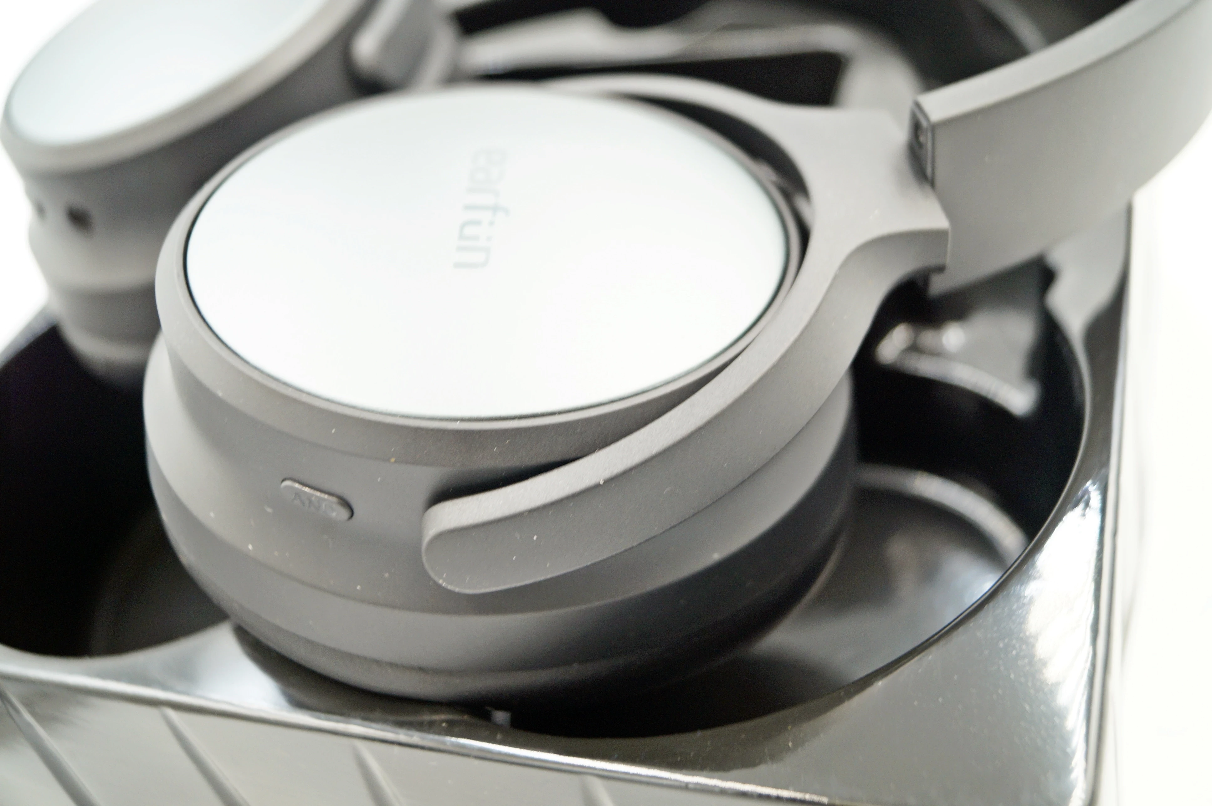 sluchawki-bezprzewodowe-wokoluszne-earfun-tune-pro-czarne-anc-120h-bt5-konstrukcja-203685-217769