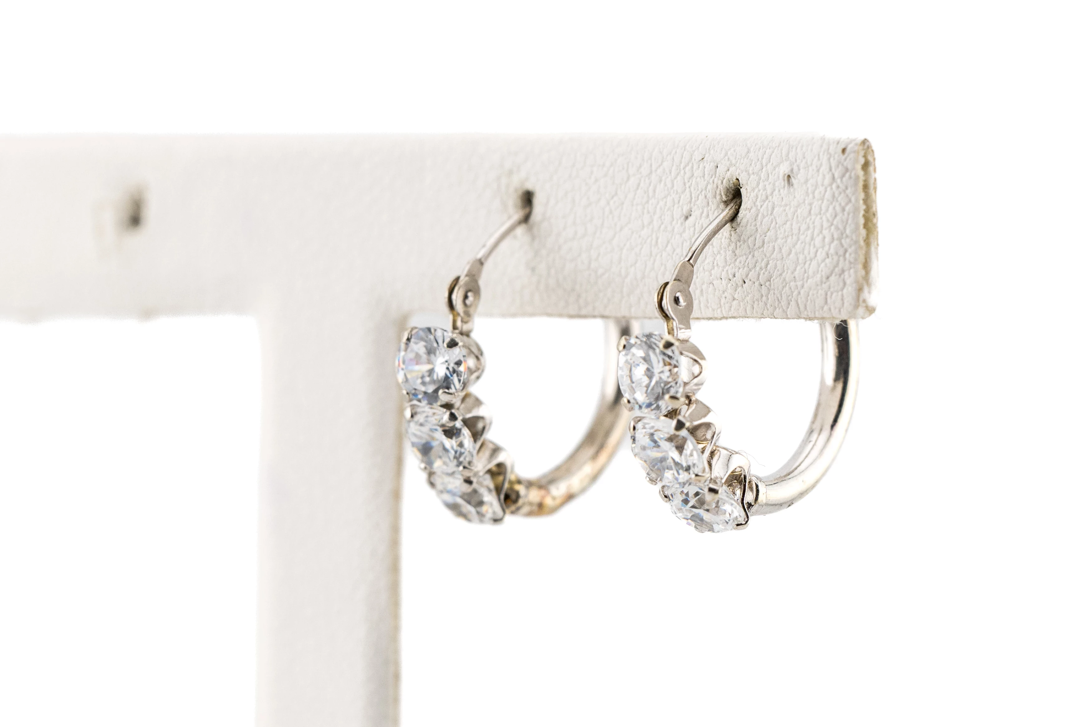 zc053-eleganckie-kolczyki-z-bialego-zlota-z-trzema-cyrkoniami-pr-375-stan-11323-2