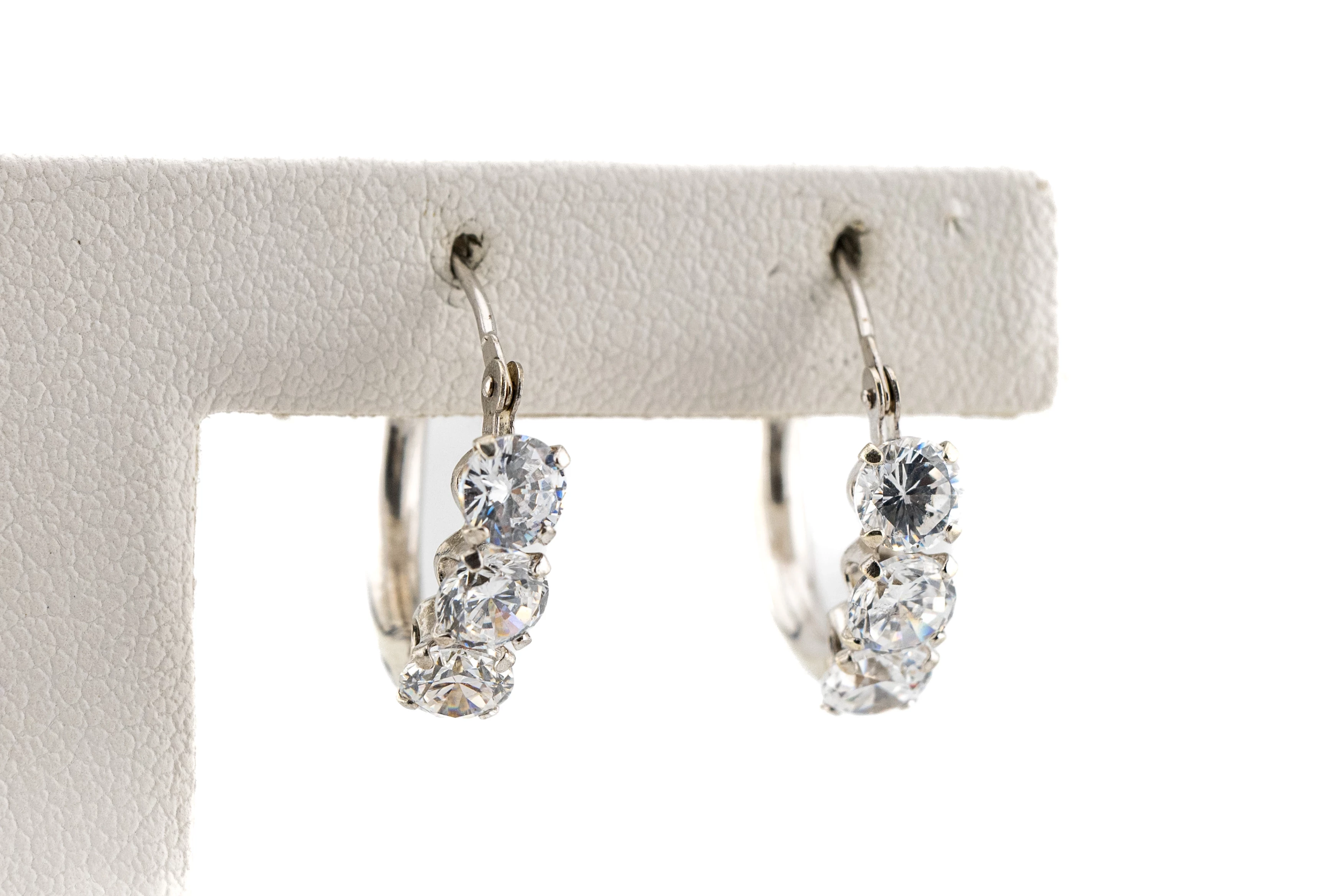 zc053-eleganckie-kolczyki-z-bialego-zlota-z-trzema-cyrkoniami-pr-375-plac-3-maja-6-sj-luban-kamp