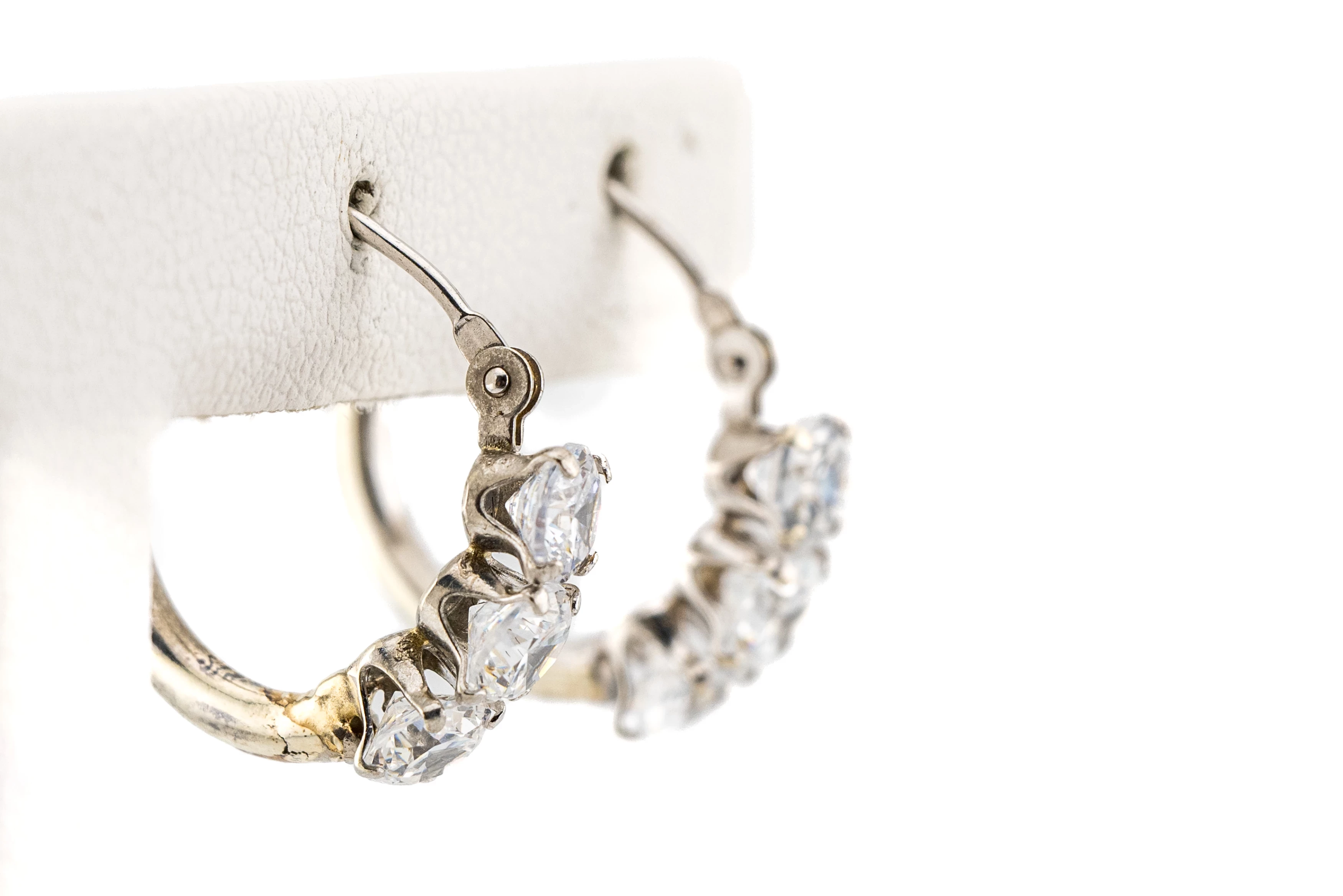 zc053-eleganckie-kolczyki-z-bialego-zlota-z-trzema-cyrkoniami-pr-375-material-15835-1