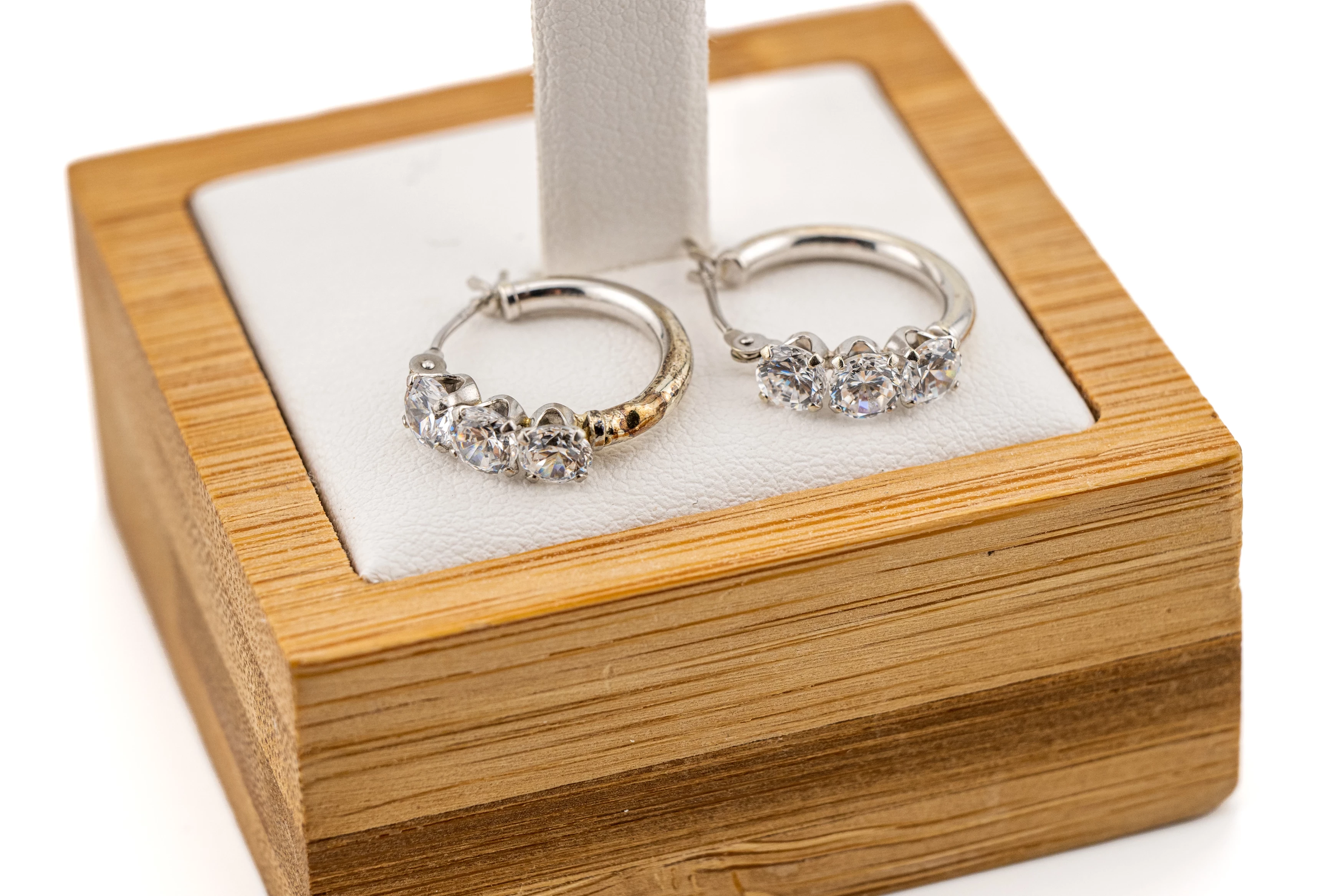 zc053-eleganckie-kolczyki-z-bialego-zlota-z-trzema-cyrkoniami-pr-375-kamien-17088-128