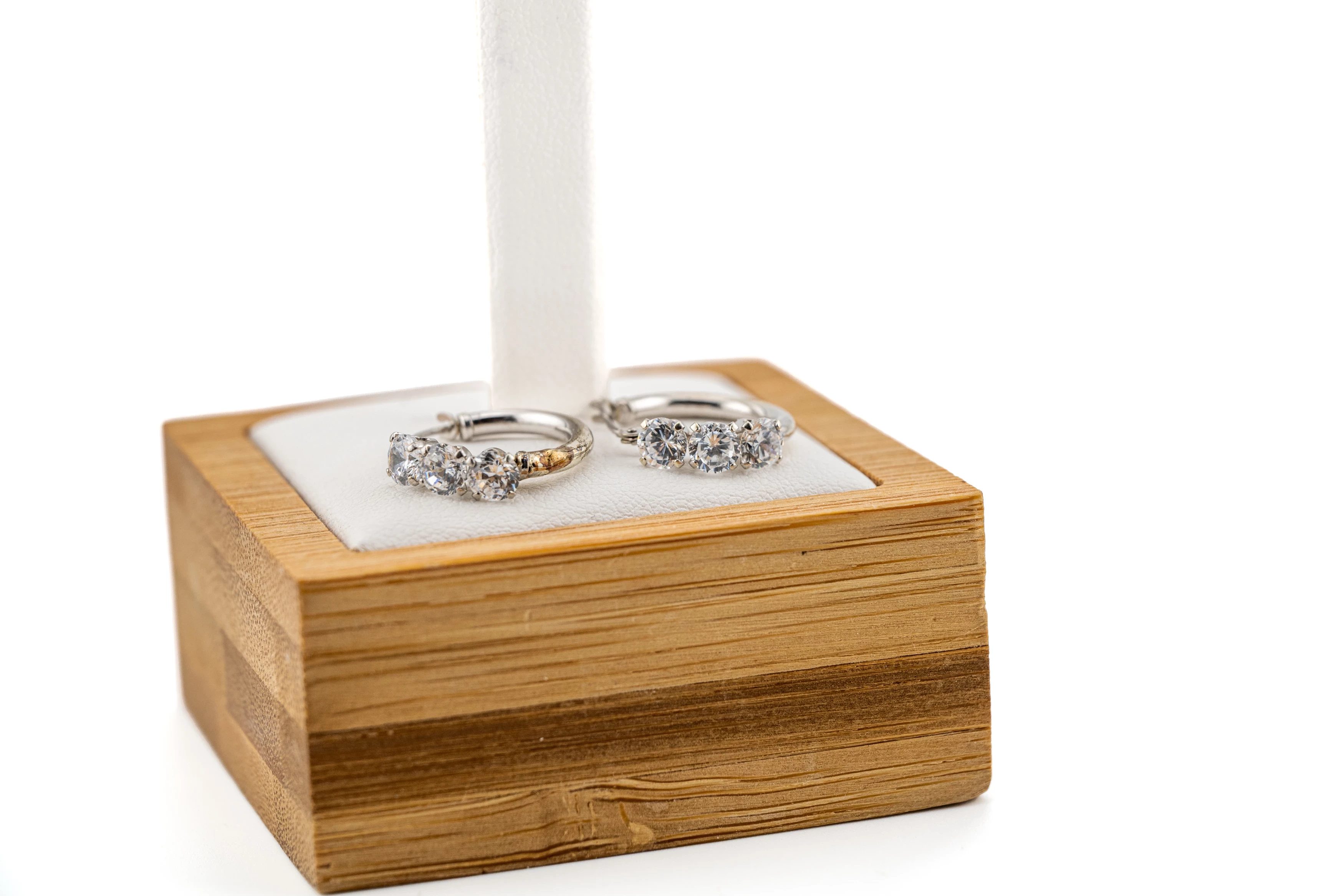 zc053-eleganckie-kolczyki-z-bialego-zlota-z-trzema-cyrkoniami-pr-375-motyw-129129-14