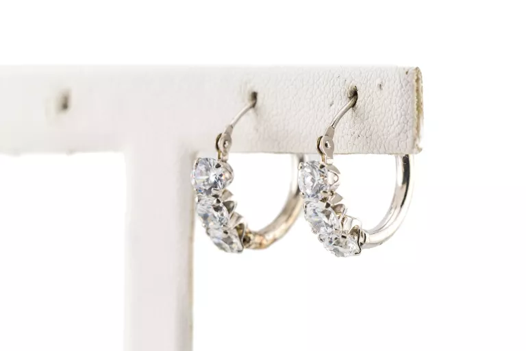 zc053-eleganckie-kolczyki-z-bialego-zlota-z-trzema-cyrkoniami-pr-375-stan-11323-2