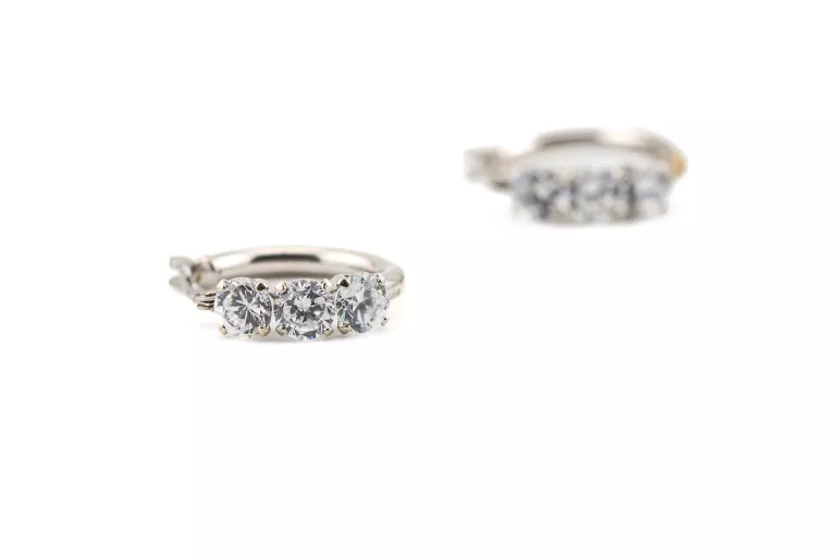 zc053-eleganckie-kolczyki-z-bialego-zlota-z-trzema-cyrkoniami-pr-375-plec-15851-1