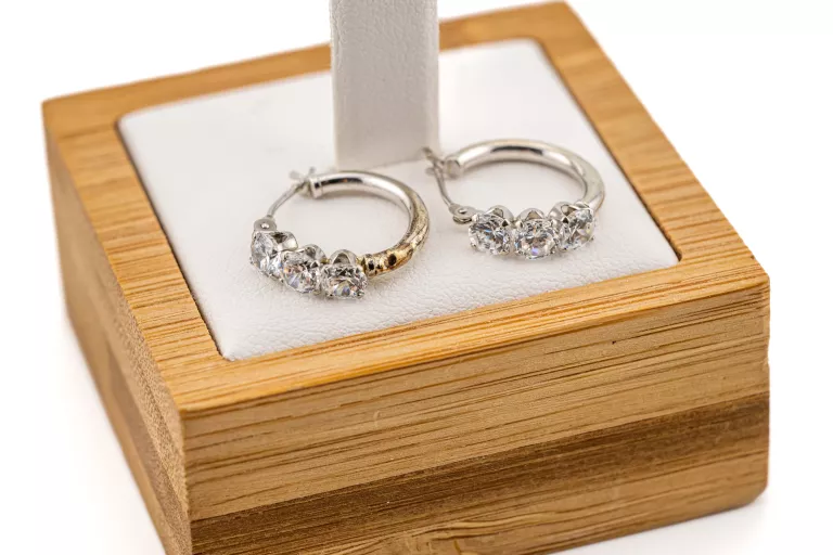 zc053-eleganckie-kolczyki-z-bialego-zlota-z-trzema-cyrkoniami-pr-375-kamien-17088-128