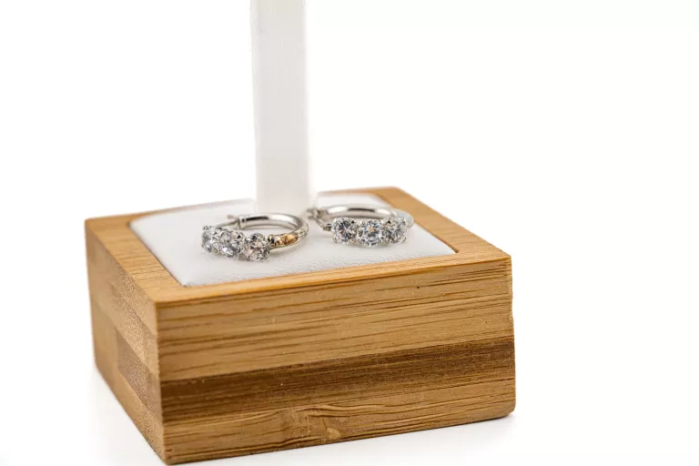 zc053-eleganckie-kolczyki-z-bialego-zlota-z-trzema-cyrkoniami-pr-375-motyw-129129-14