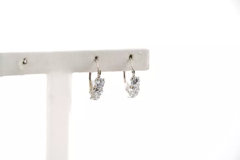 zc053-eleganckie-kolczyki-z-bialego-zlota-z-trzema-cyrkoniami-pr-375-rodzaj-2205-16