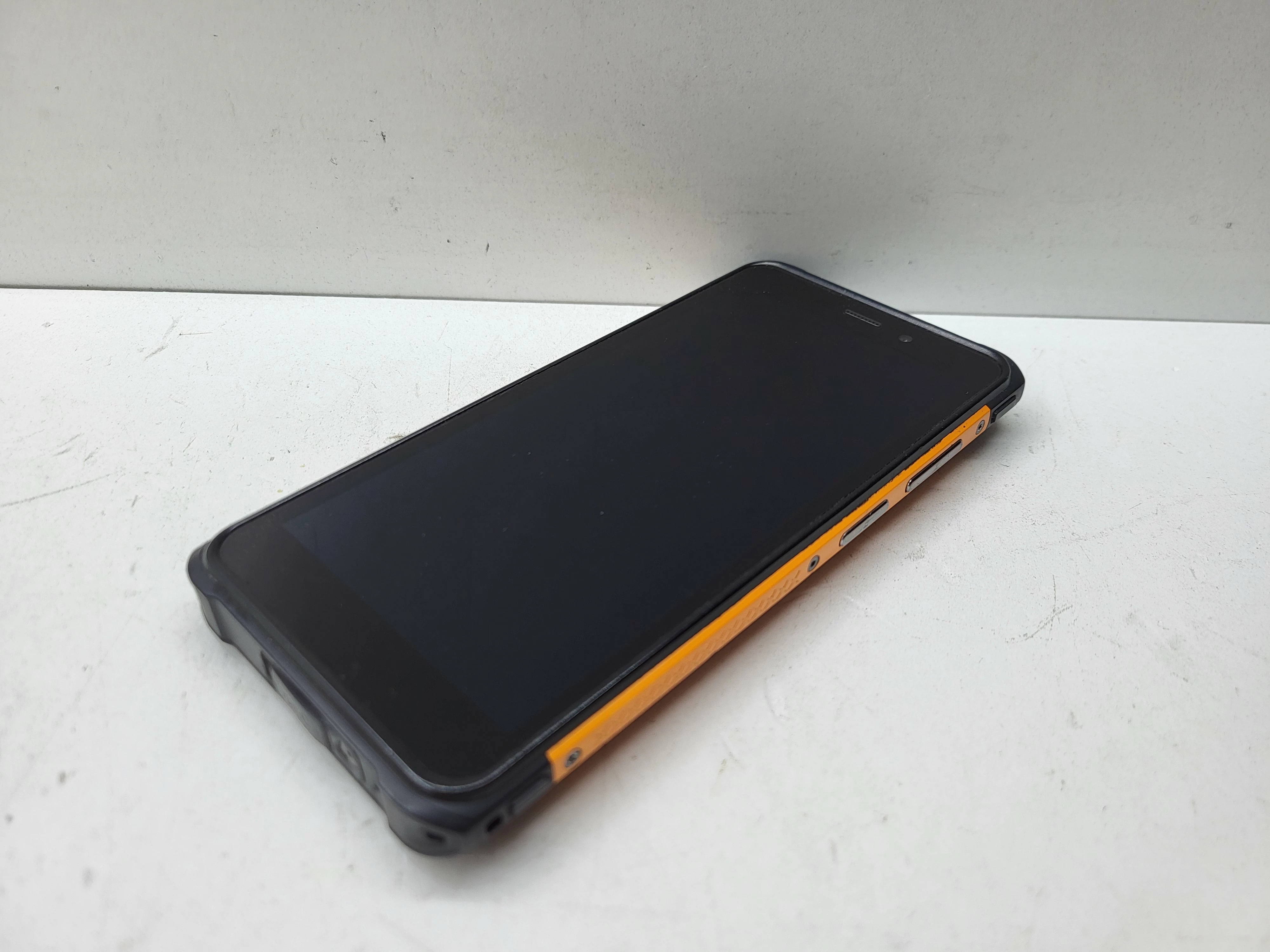 hammer-iron-4-przekatna-ekranu-550