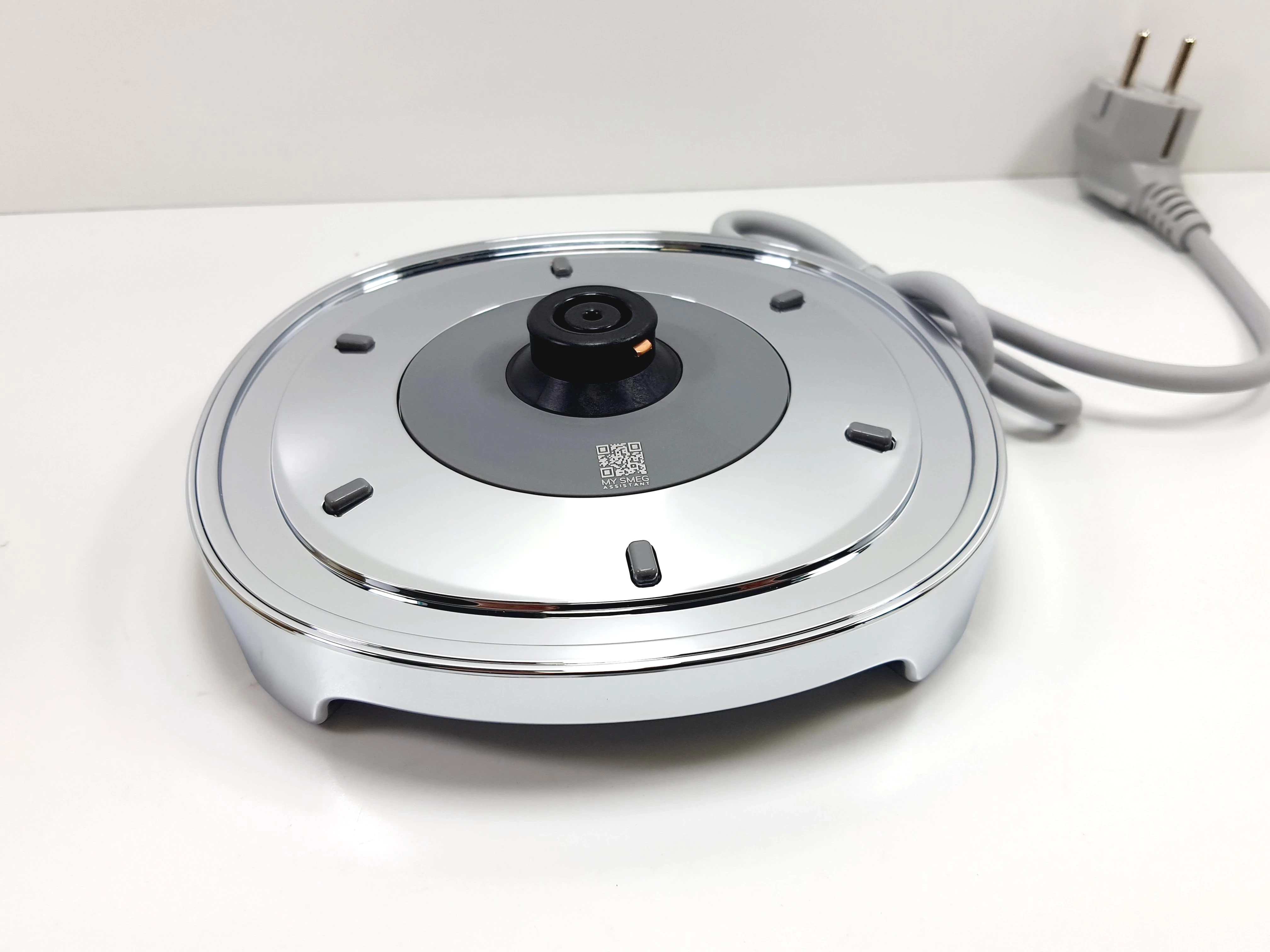 czajnik-elektryczny-smeg-klf03chmeu-szampanski-matowy-pojemnosc-1700