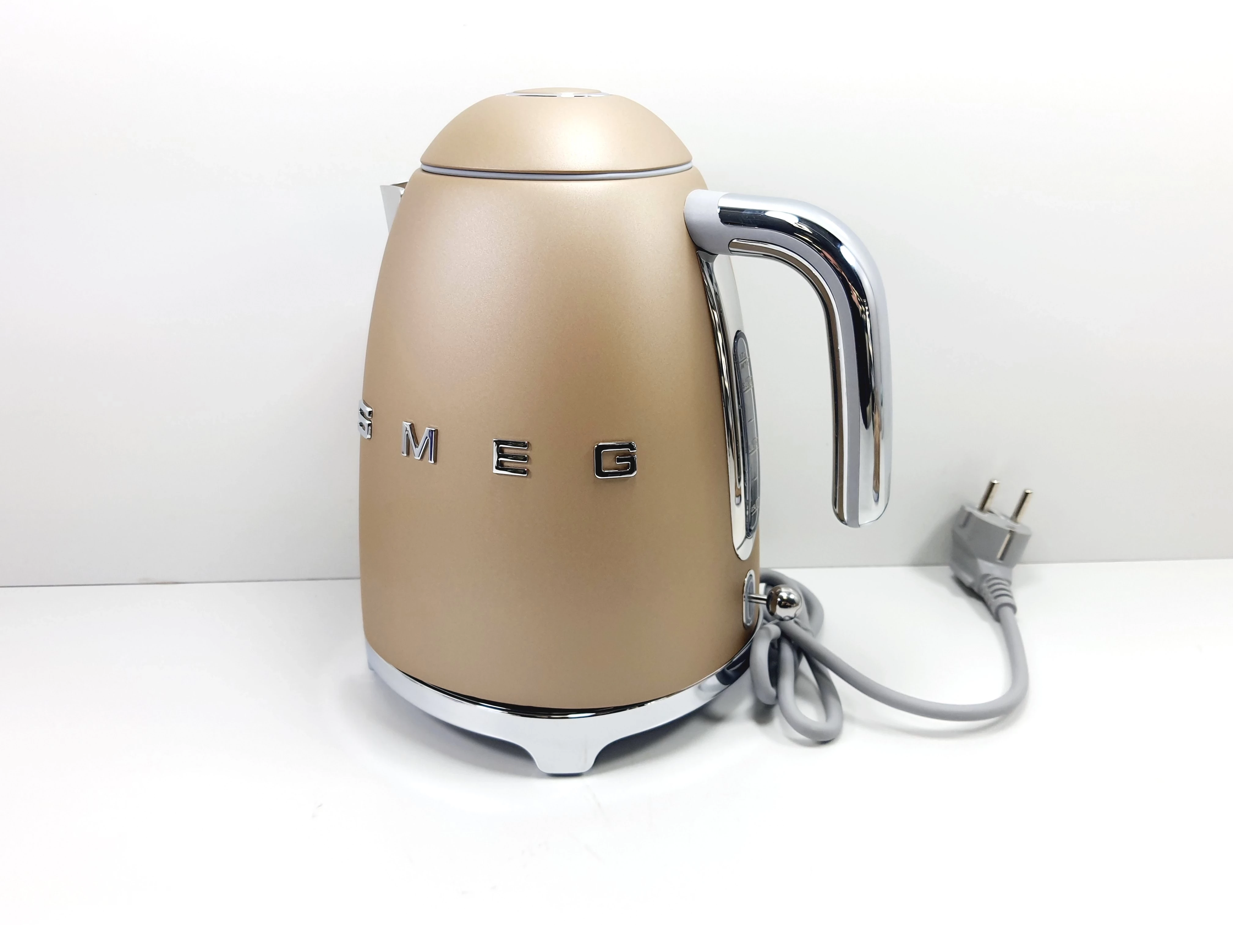 czajnik-elektryczny-smeg-klf03chmeu-szampanski-matowy-ean-gtin-8017709290870